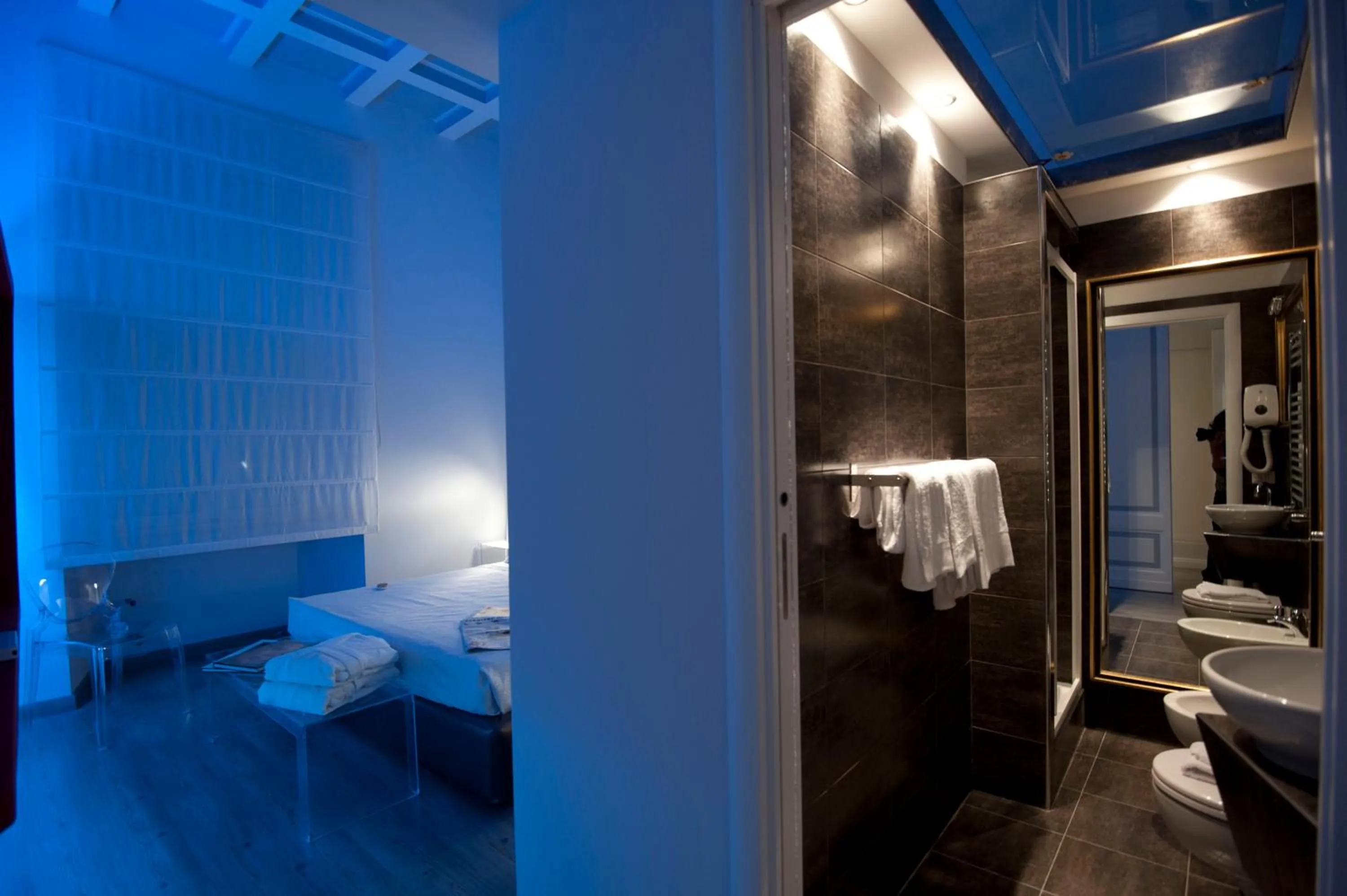 Bathroom, Bed in Luxury on the River