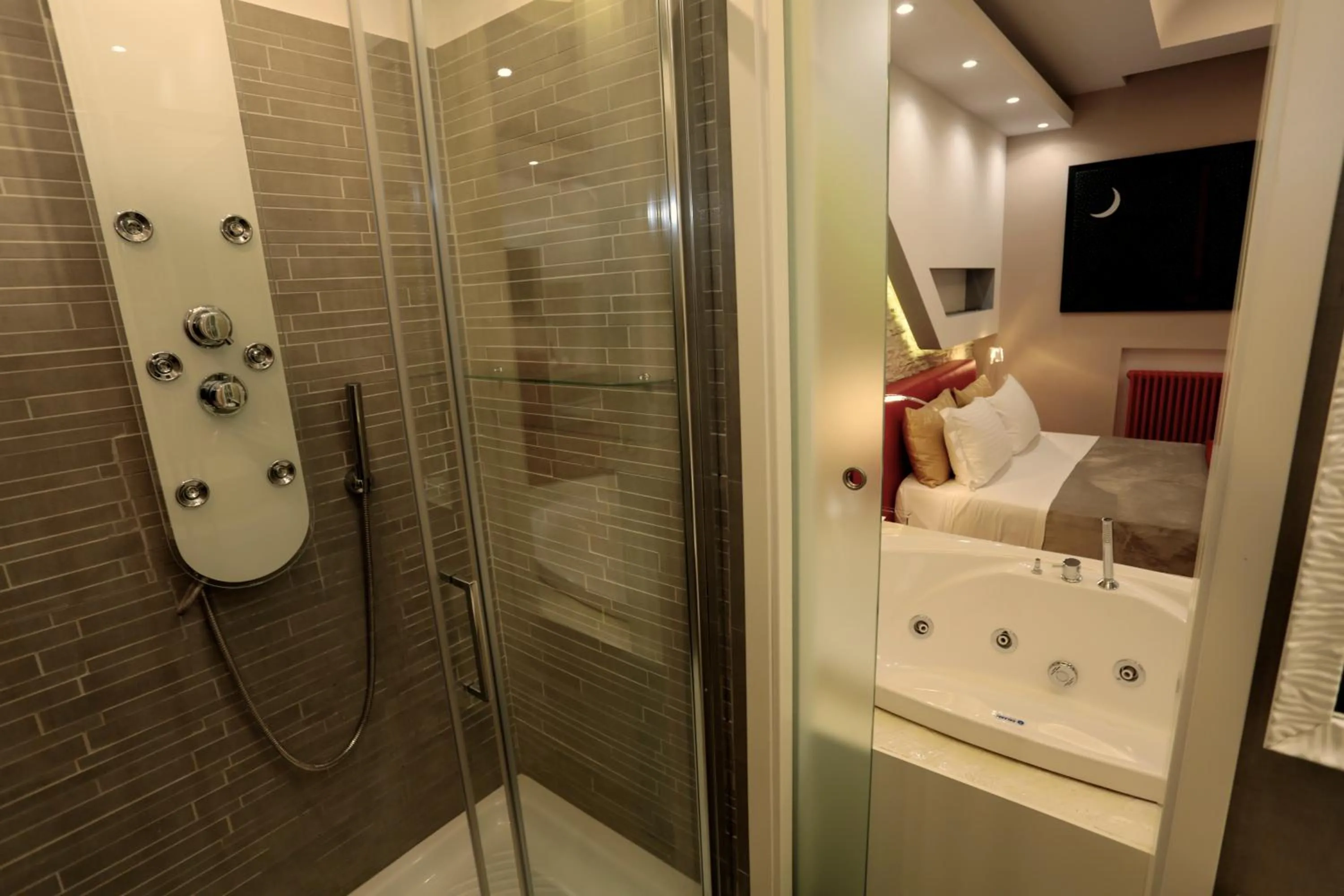 Shower, Bed in Luxury on the River