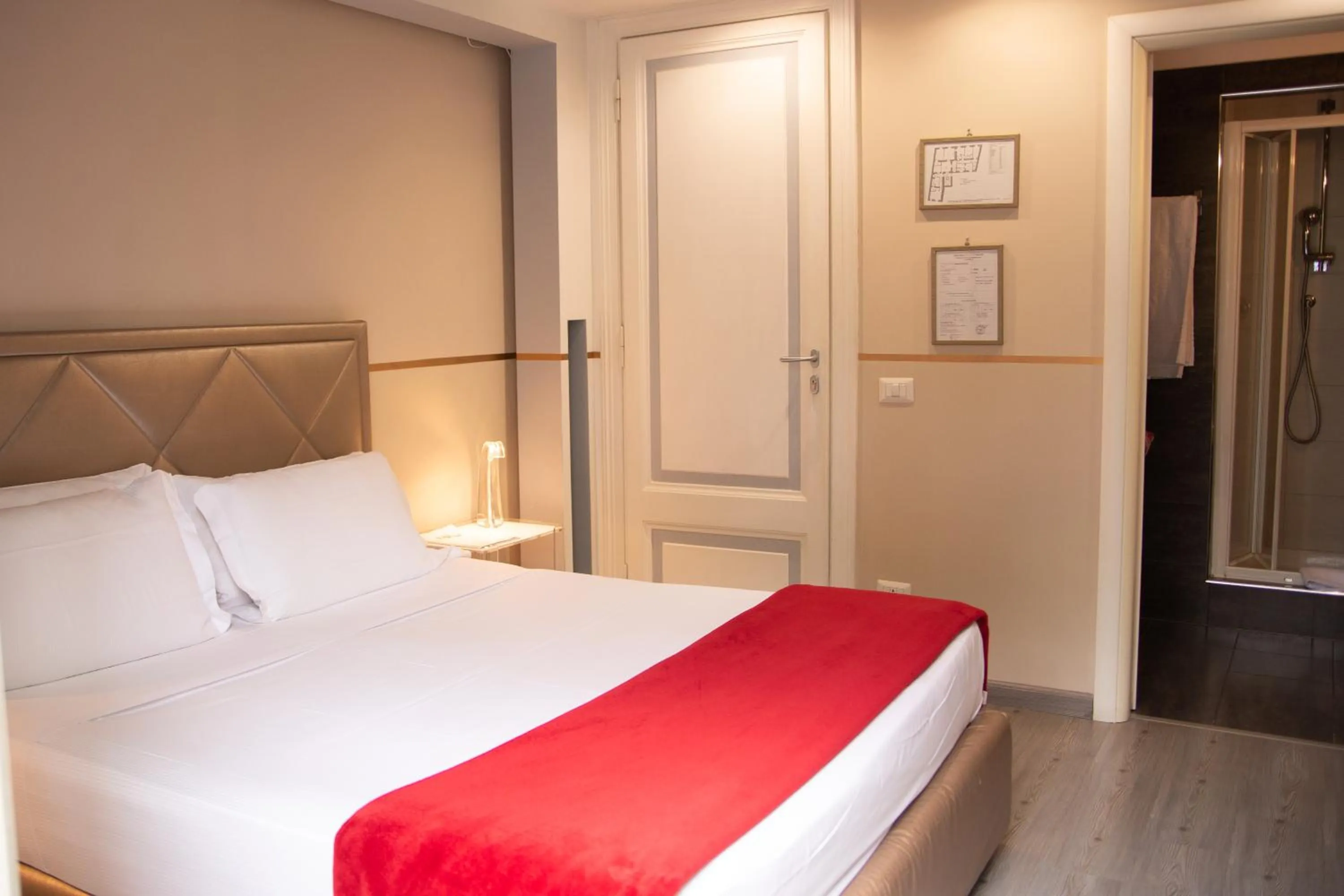 Photo of the whole room, Bed in Luxury on the River