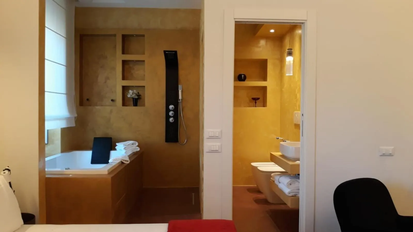 Bathroom, Bed in Luxury on the River