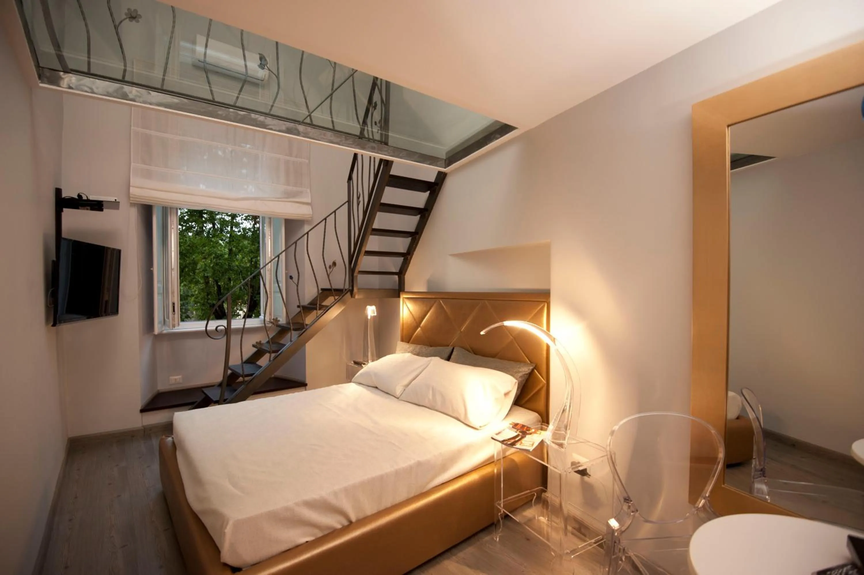 Photo of the whole room, Bed in Luxury on the River