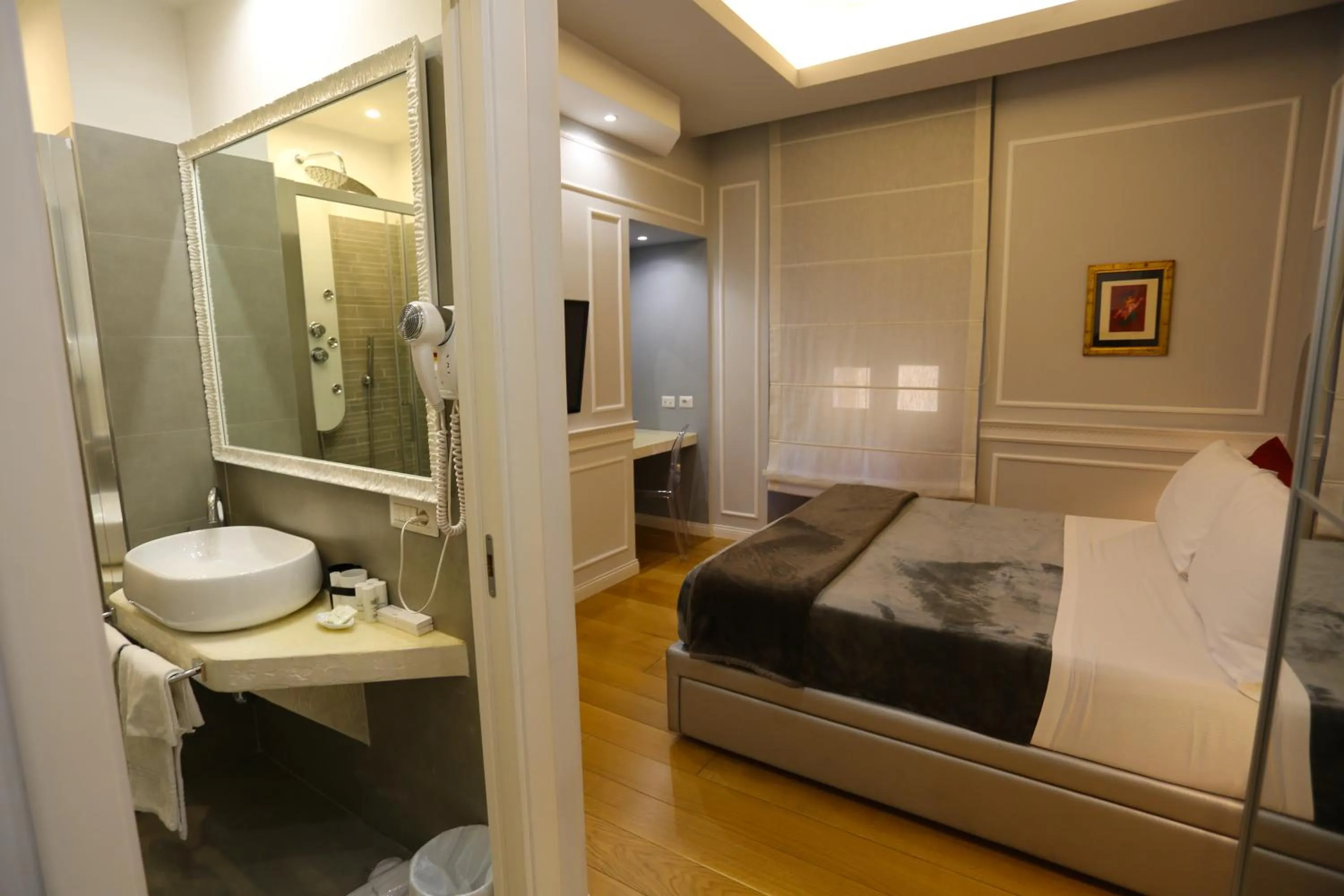 Bedroom in Luxury on the River