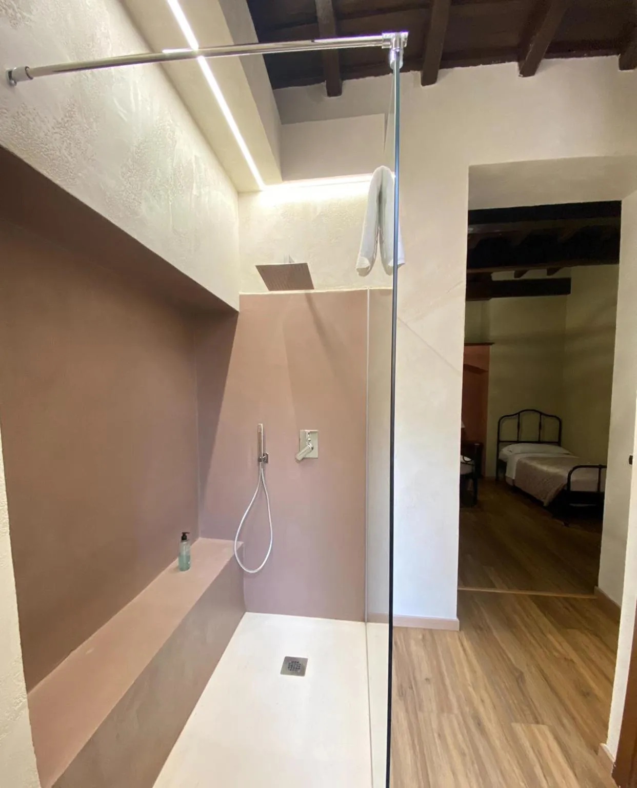 Shower, Bed in Borgo Pio 91