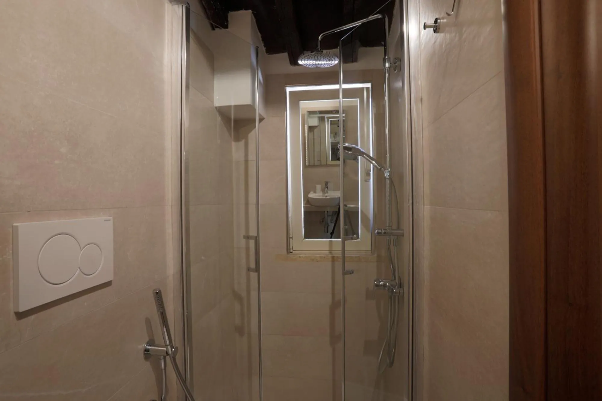 Shower in Borgo Pio 91