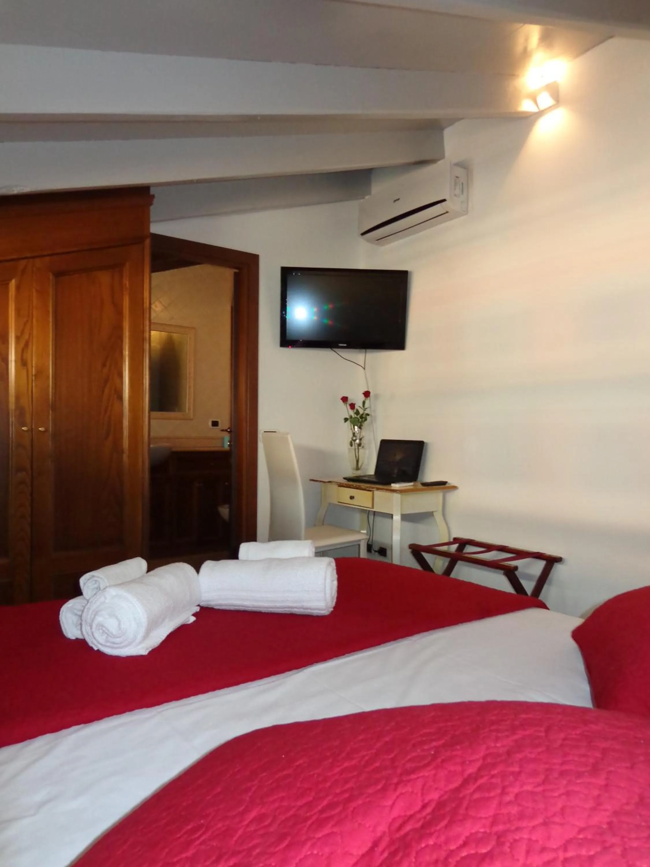 Bathroom, Bed in Borgo Pio 91