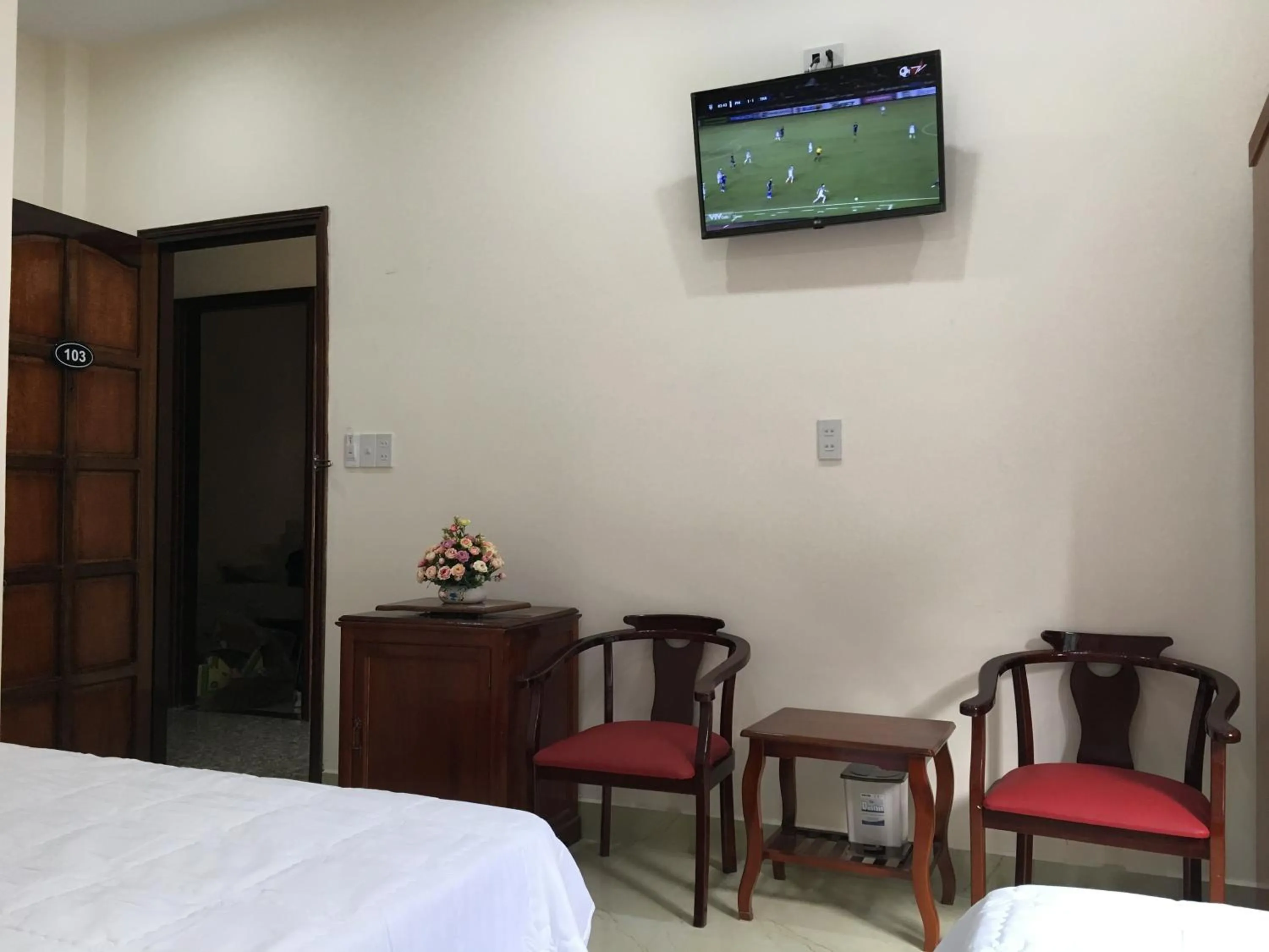 Communal lounge/ TV room, Bed in Maily Hostel