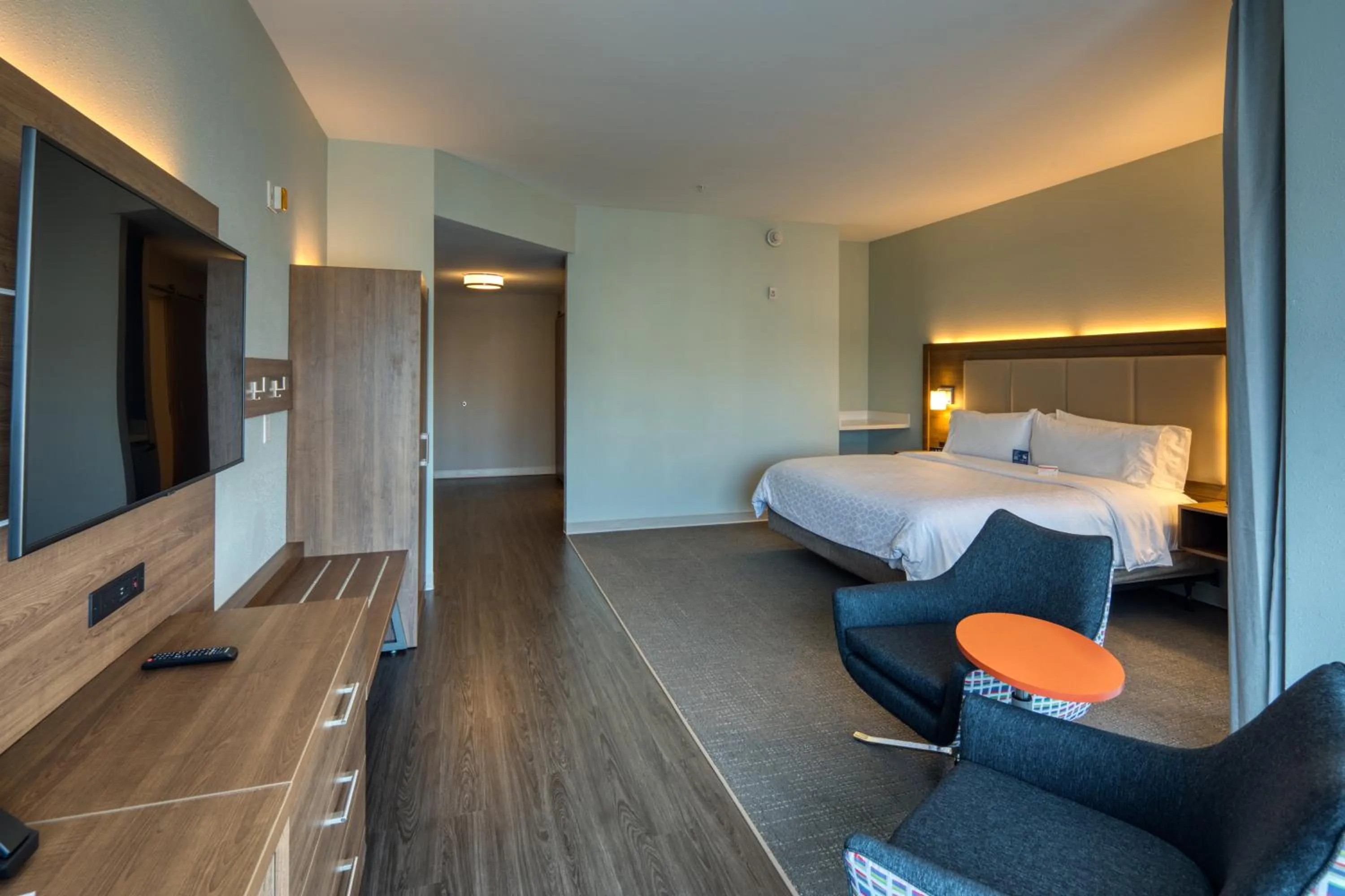 Photo of the whole room, Bed in Holiday Inn Express & Suites - Charlotte - South End by IHG