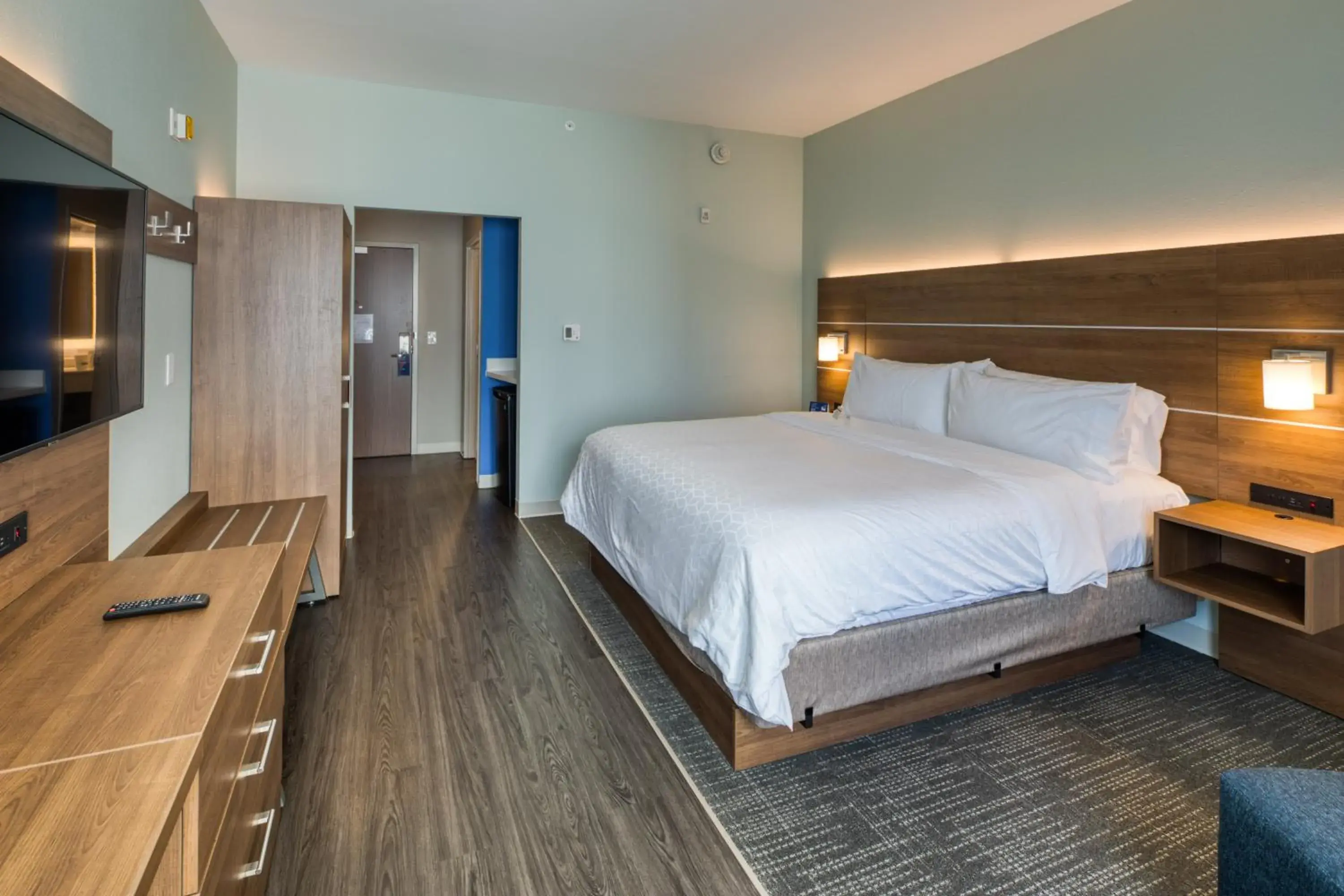 Standard King Room - Communications Accessible in Holiday Inn Express & Suites - Charlotte - South End by IHG Standard King Room - Communications Accessible in Holiday Inn Express & Suites - Charlotte - South End by IHG