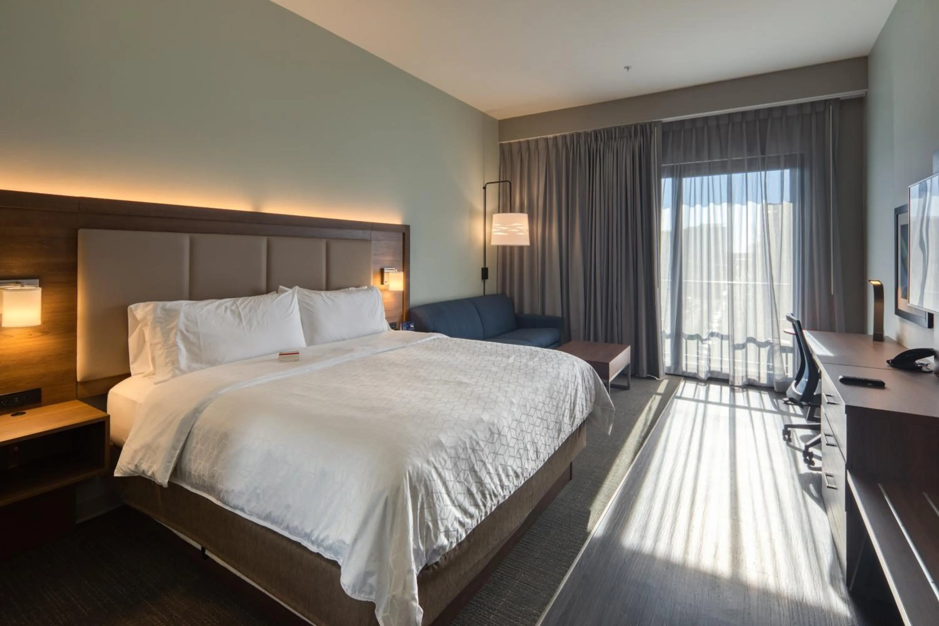 Photo of the whole room, Bed in Holiday Inn Express & Suites - Charlotte - South End by IHG