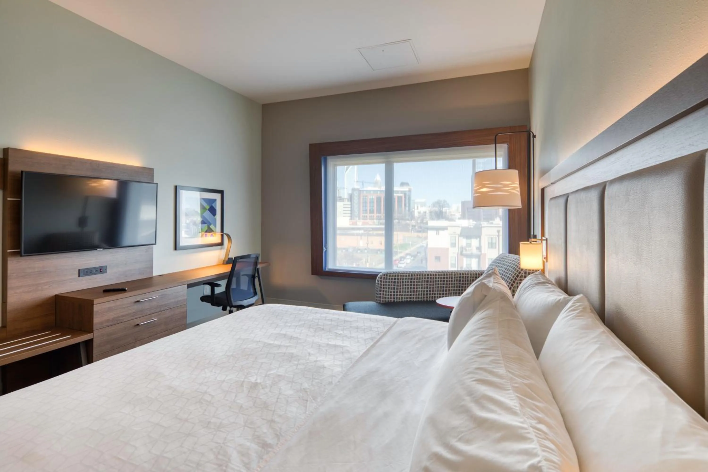 Photo of the whole room, Bed in Holiday Inn Express & Suites - Charlotte - South End by IHG