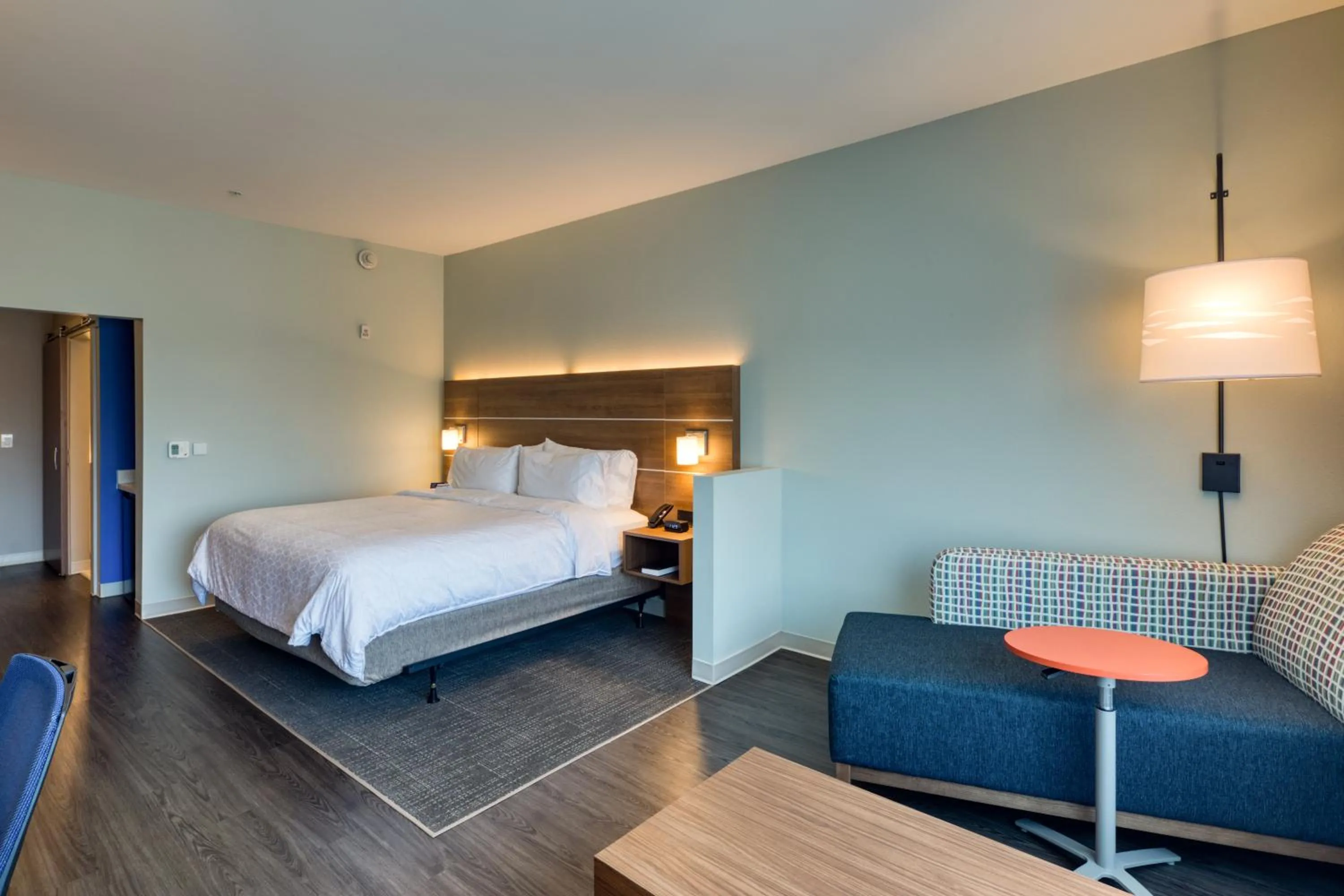 Photo of the whole room, Bed in Holiday Inn Express & Suites - Charlotte - South End by IHG