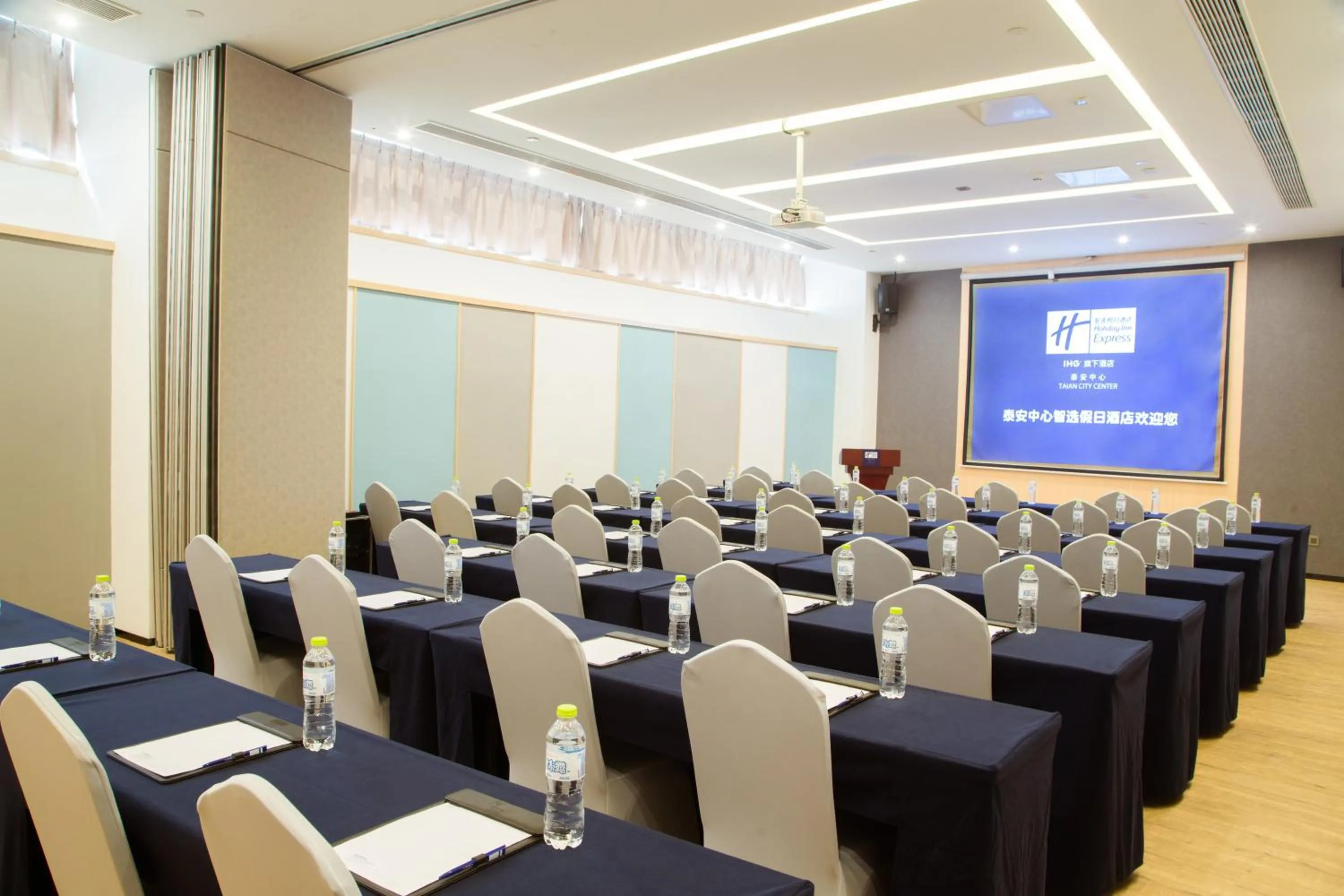 Meeting/conference room in Holiday Inn Express Taian City Center by IHG