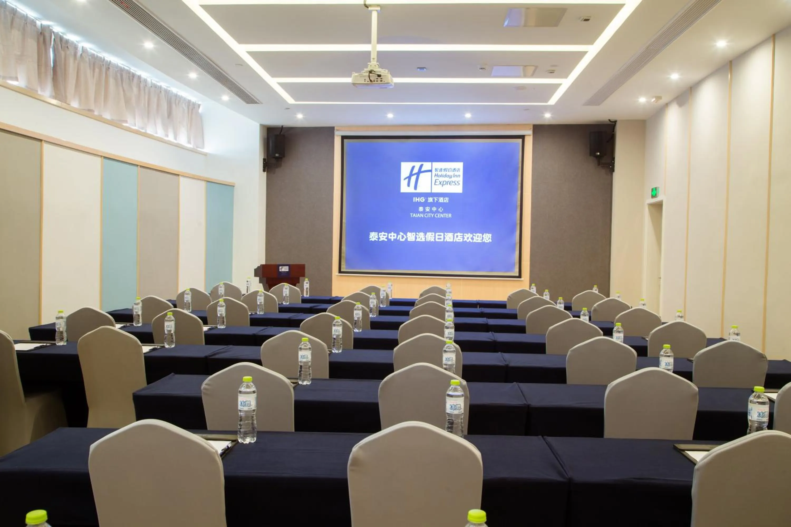 Meeting/conference room in Holiday Inn Express Taian City Center by IHG