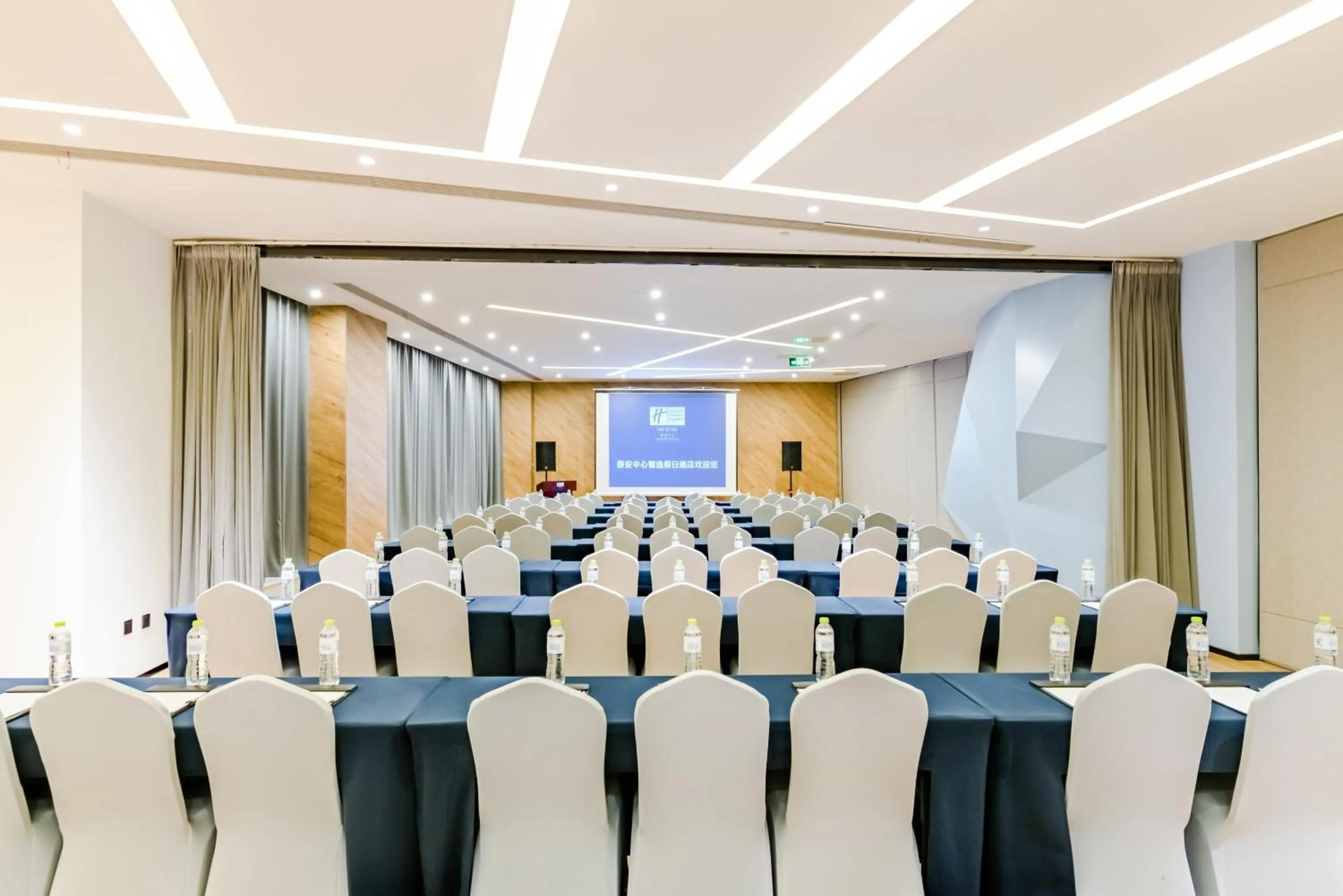 Meeting/conference room in Holiday Inn Express Taian City Center by IHG