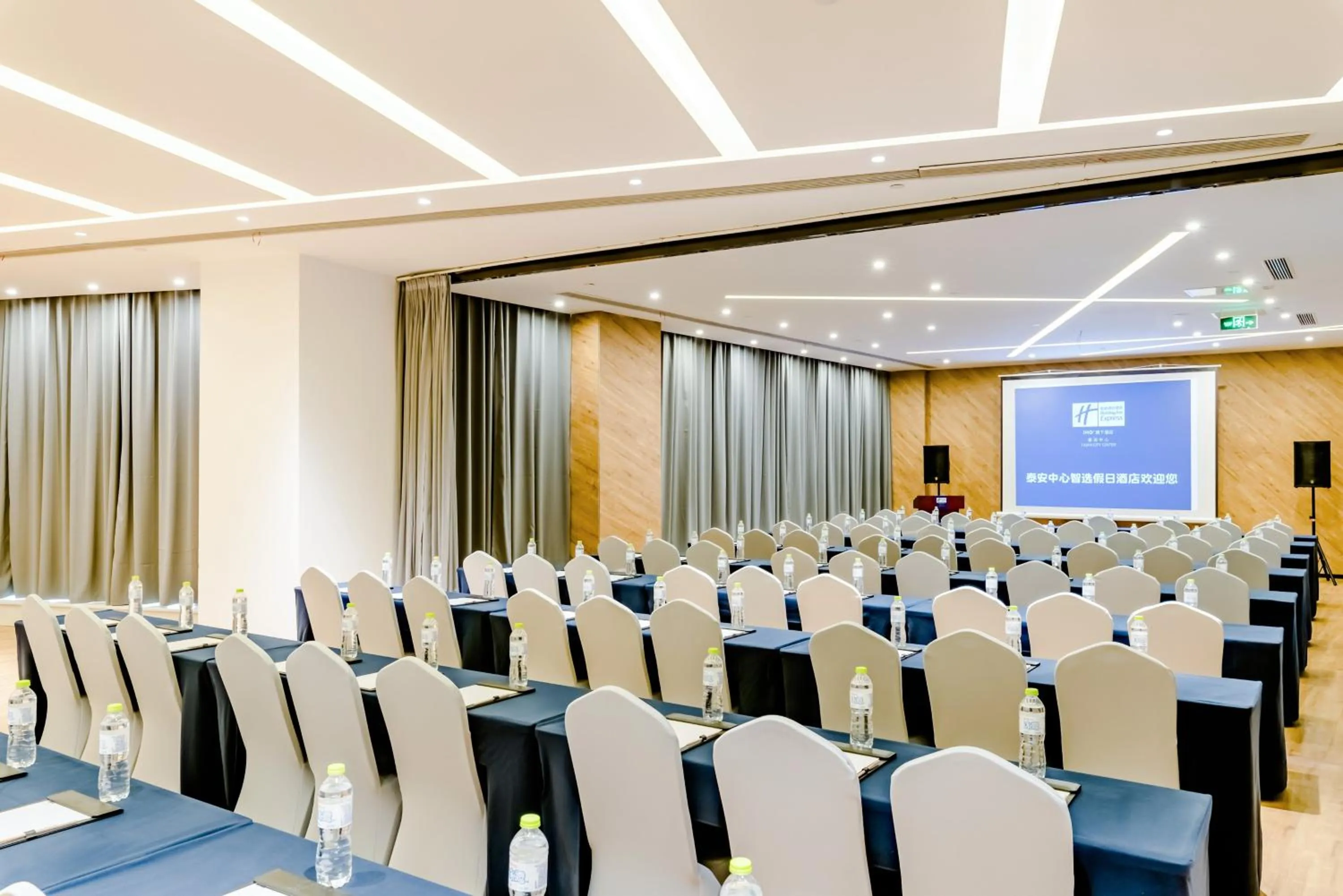 Meeting/conference room in Holiday Inn Express Taian City Center by IHG