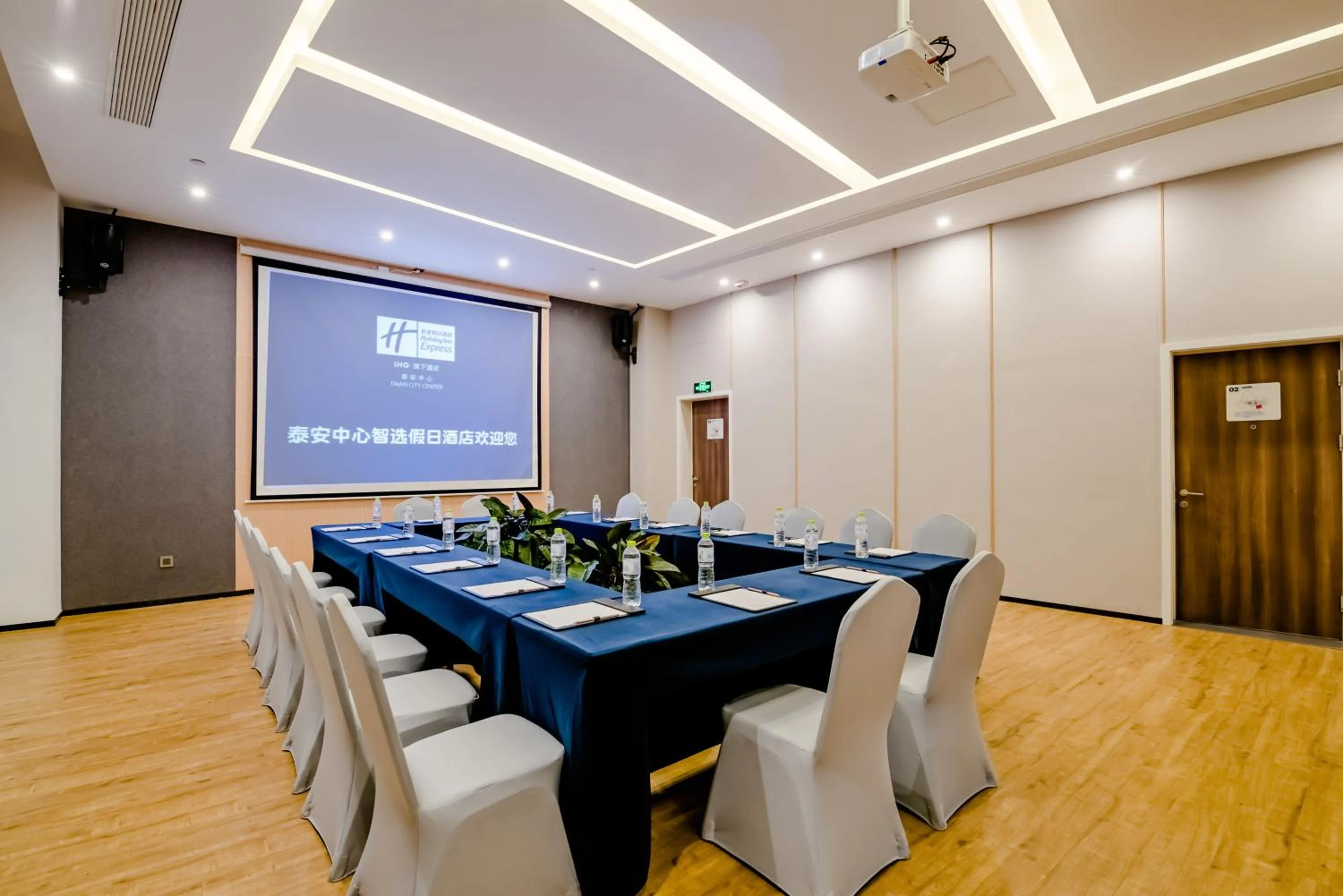 Meeting/conference room in Holiday Inn Express Taian City Center by IHG