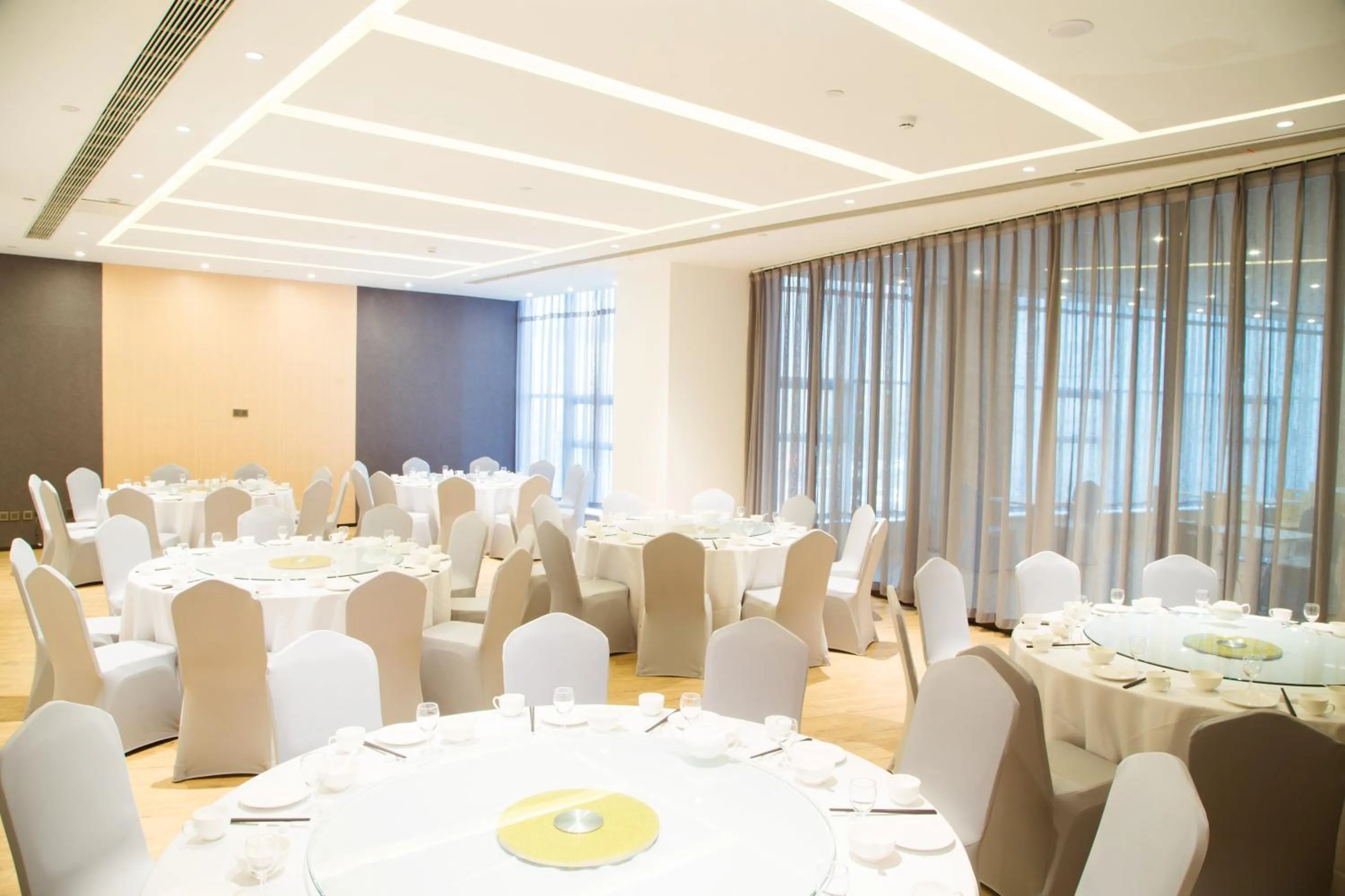 Restaurant/places to eat in Holiday Inn Express Taian City Center by IHG