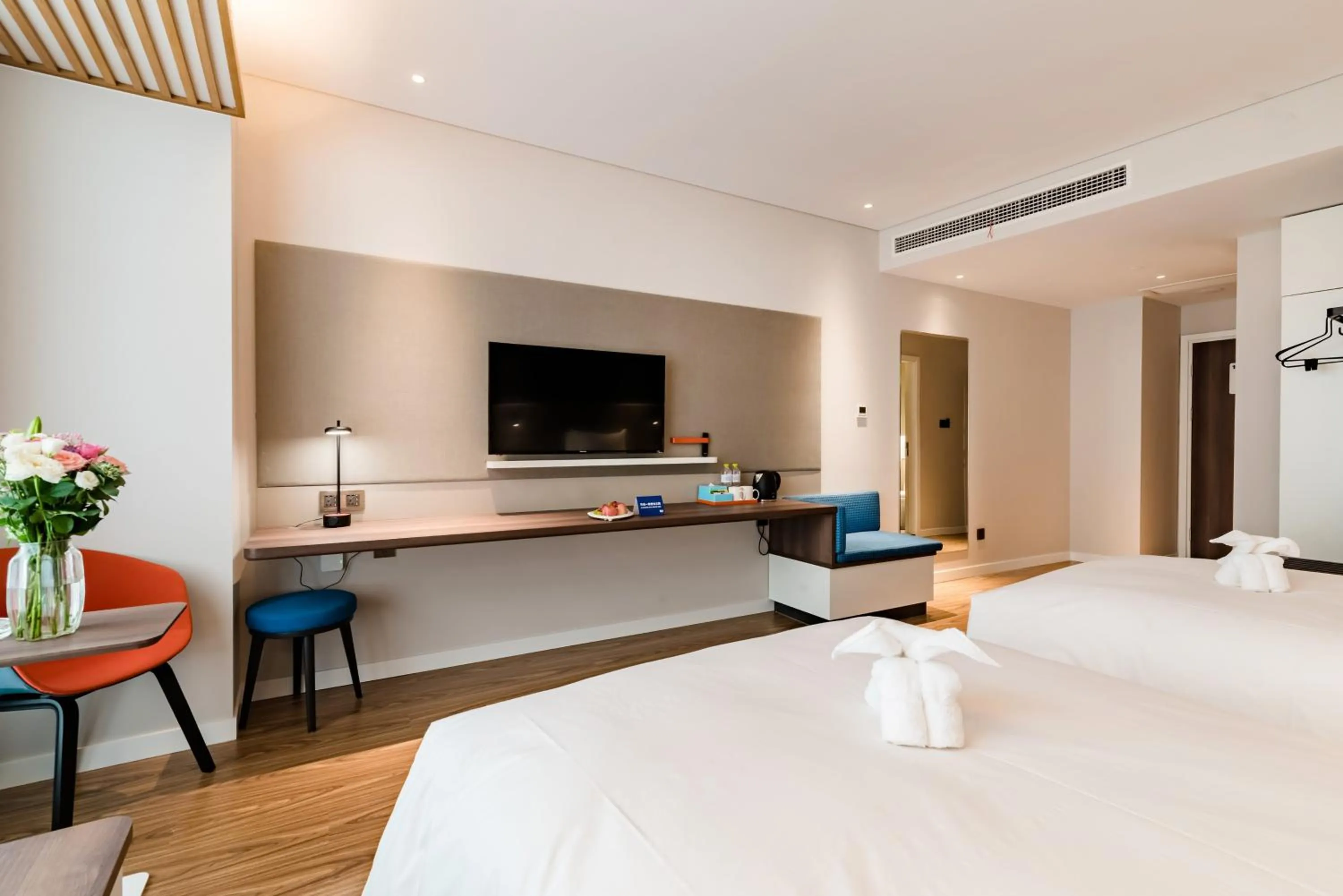 Photo of the whole room, Bed in Holiday Inn Express Taian City Center by IHG