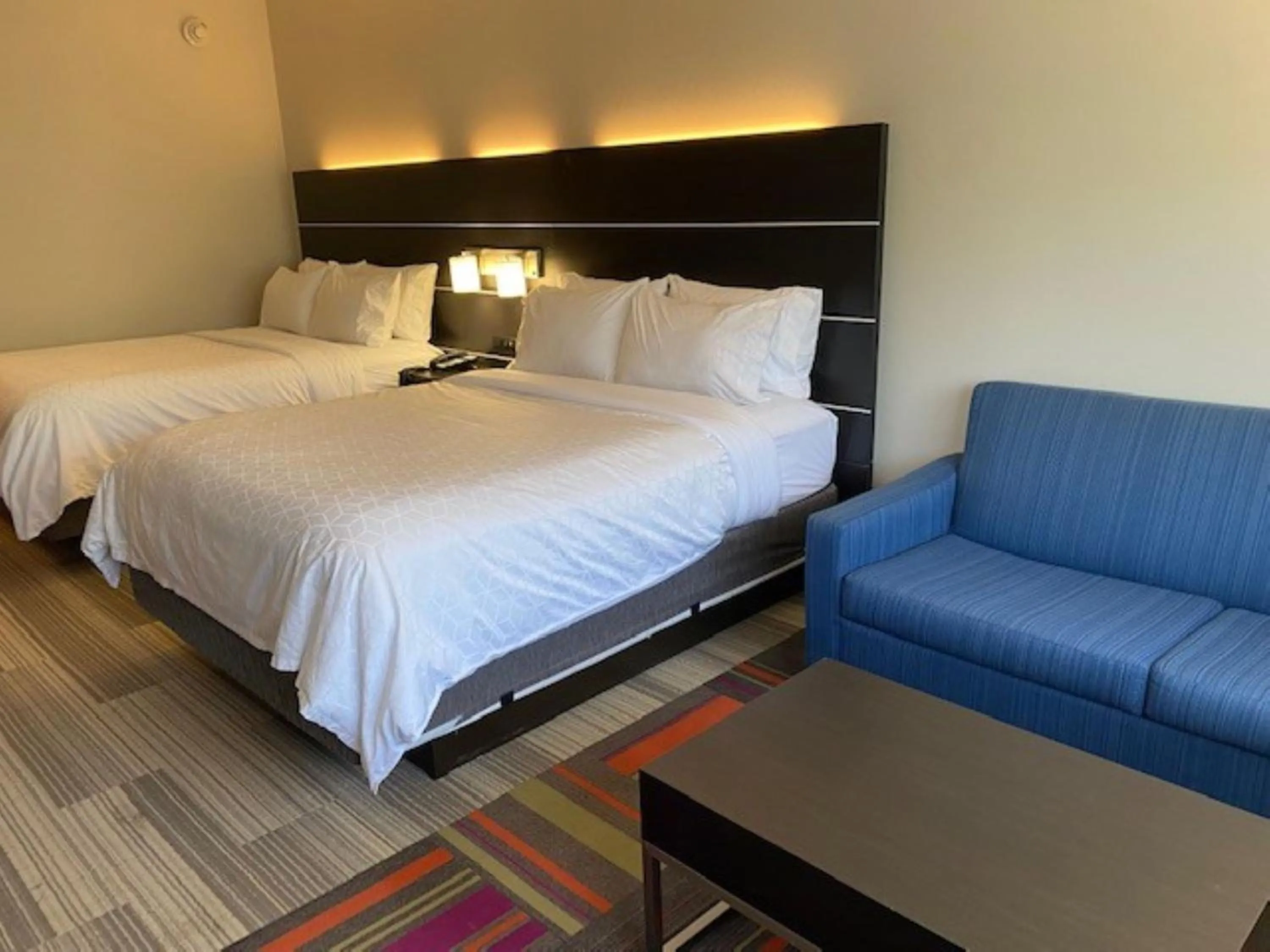 Photo of the whole room, Bed in Holiday Inn Express & Suites Warrensburg North by IHG