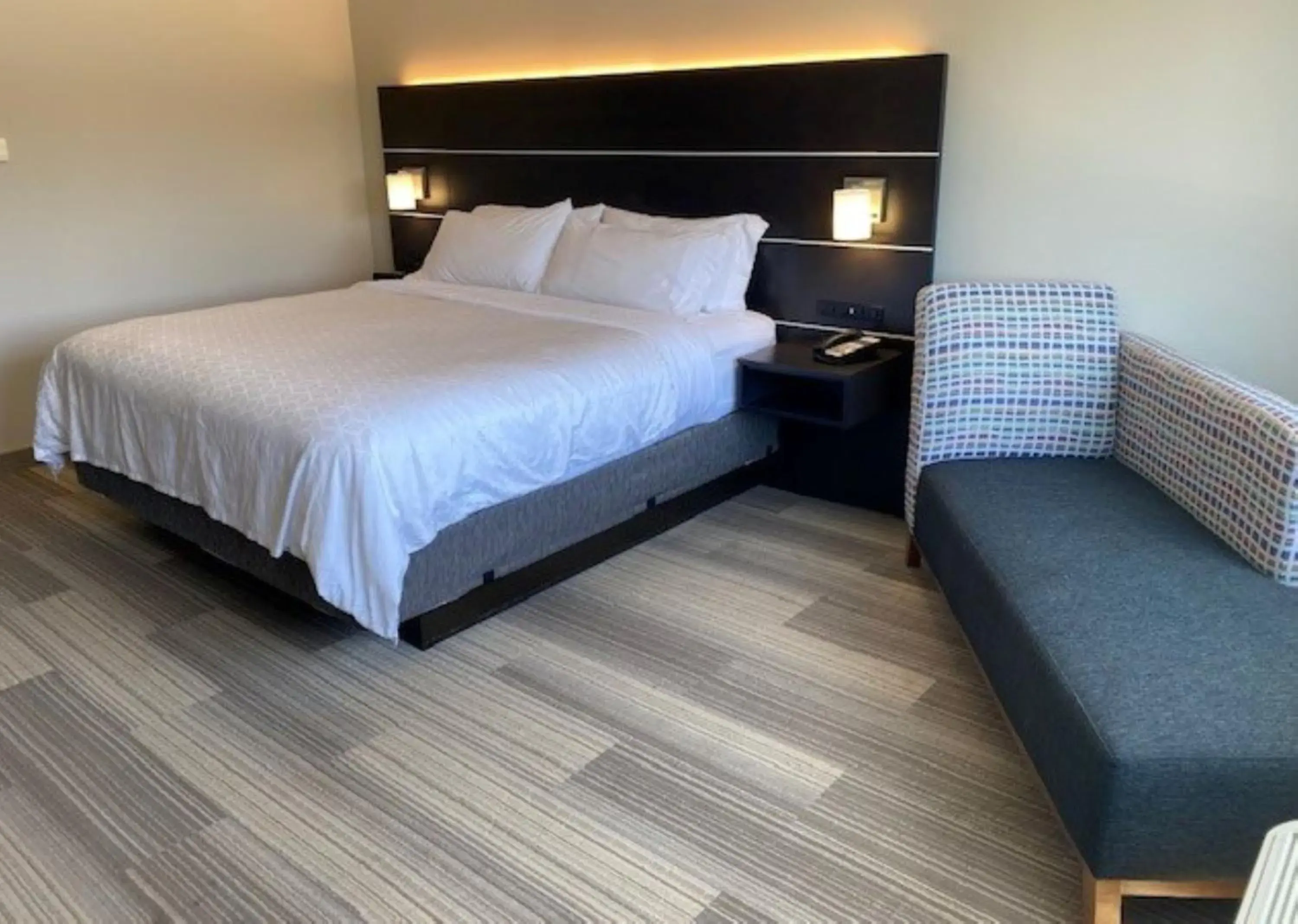 Standard King Room in Holiday Inn Express & Suites Warrensburg North by IHG Standard King Room in Holiday Inn Express & Suites Warrensburg North by IHG