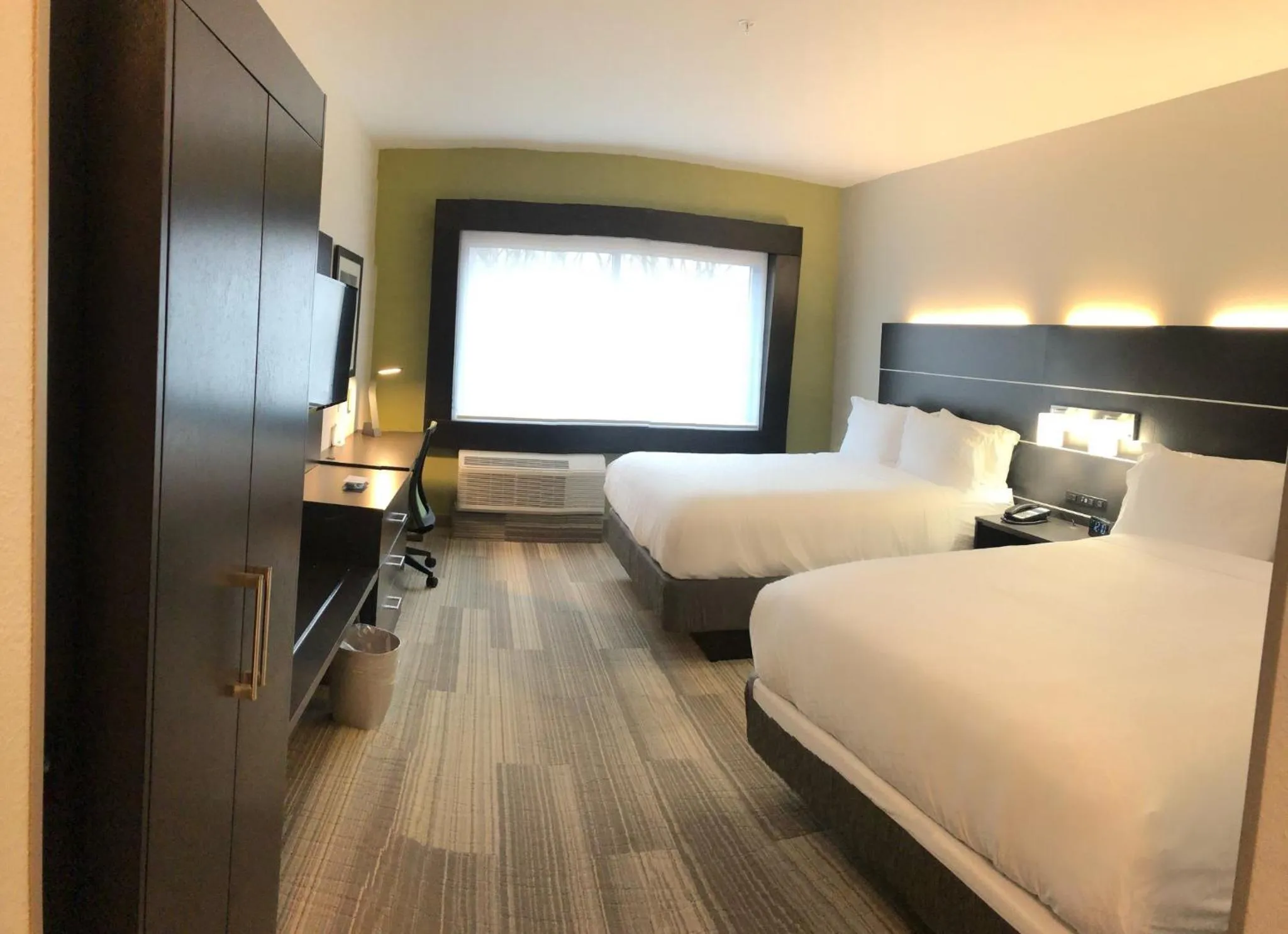 Photo of the whole room, Bed in Holiday Inn Express & Suites Warrensburg North by IHG