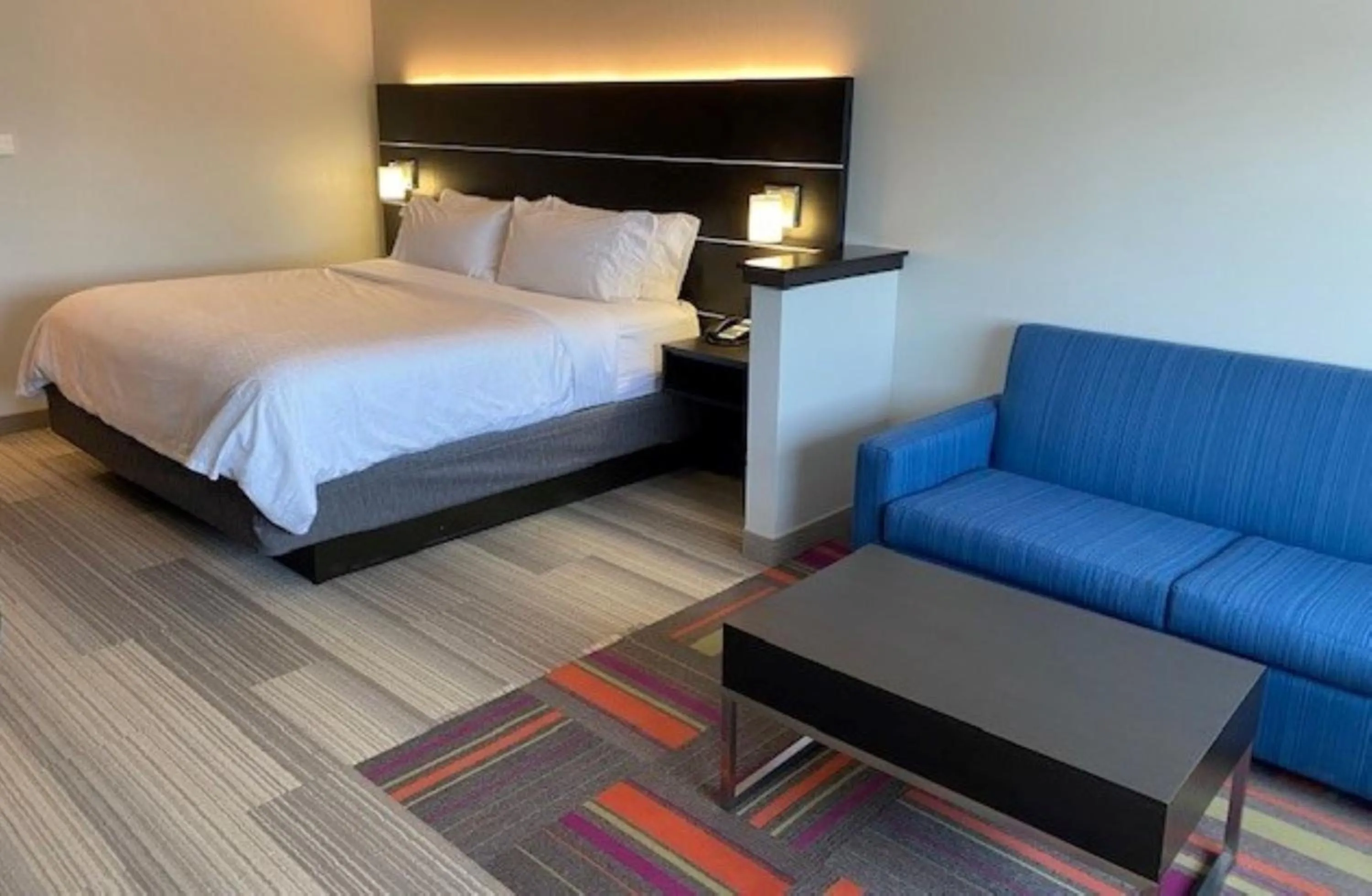 Photo of the whole room, Bed in Holiday Inn Express & Suites Warrensburg North by IHG