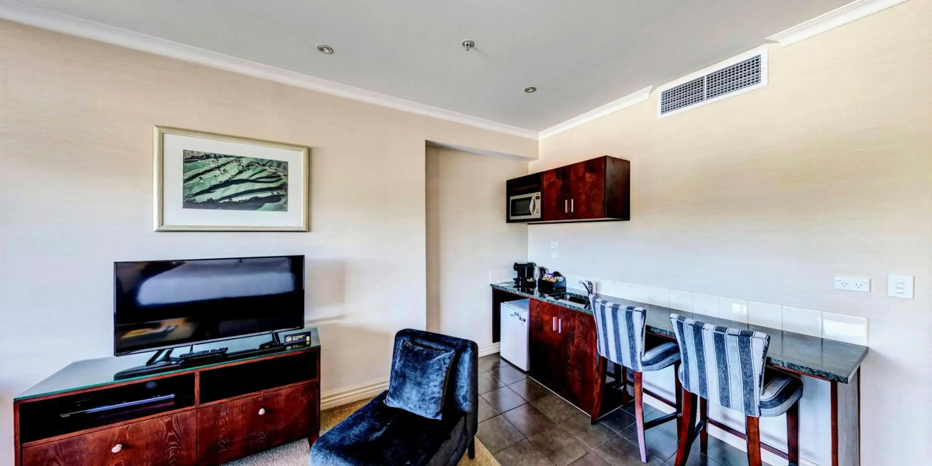 Triple Room in Rutherford Hotel Nelson - A Heritage Hotel Triple Room in Rutherford Hotel Nelson - A Heritage Hotel