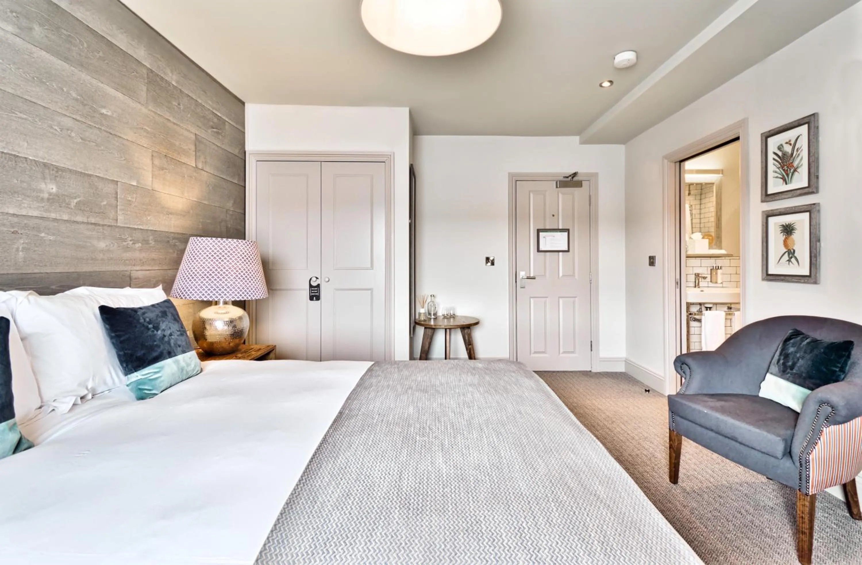 Bedroom, Bed in The Wellington Arms - Basingstoke-Reading