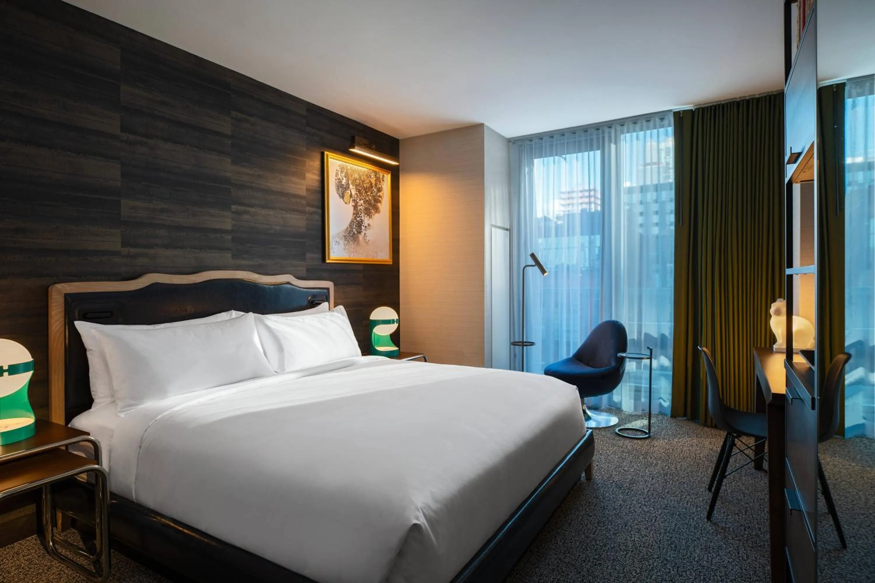 Photo of the whole room, Bed in Renaissance New York Chelsea Hotel