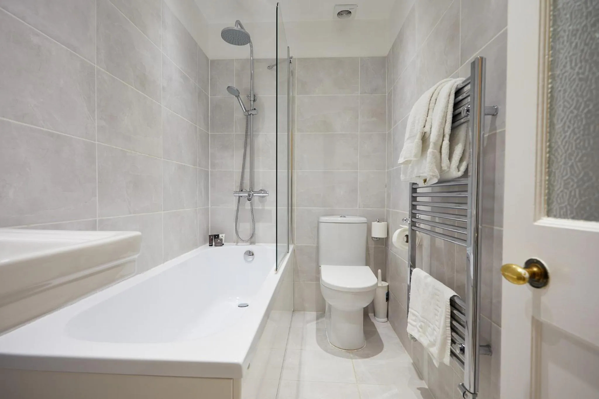 Bathroom in Ednam House Hotel