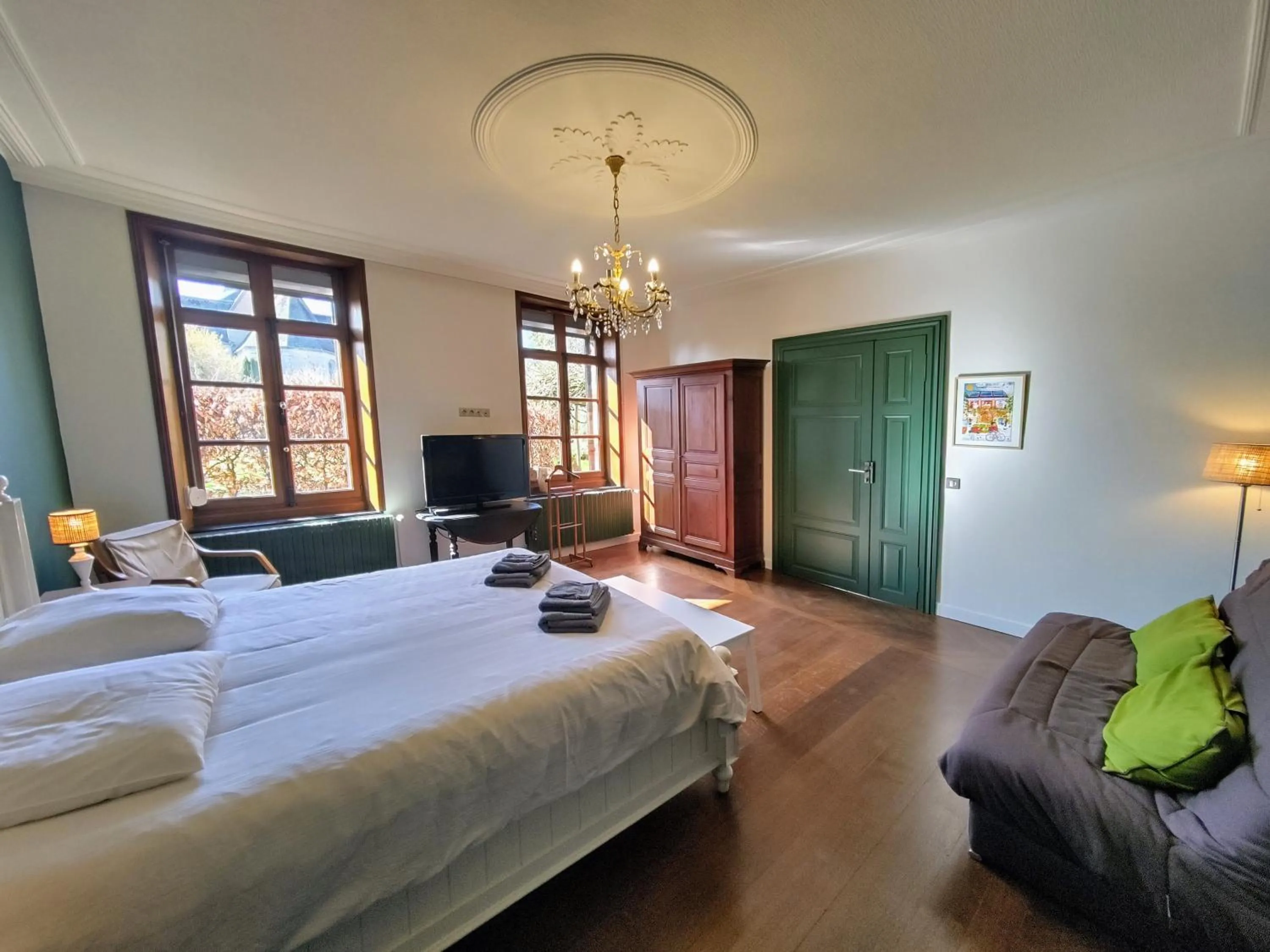 Bedroom, Bed in Aubépine