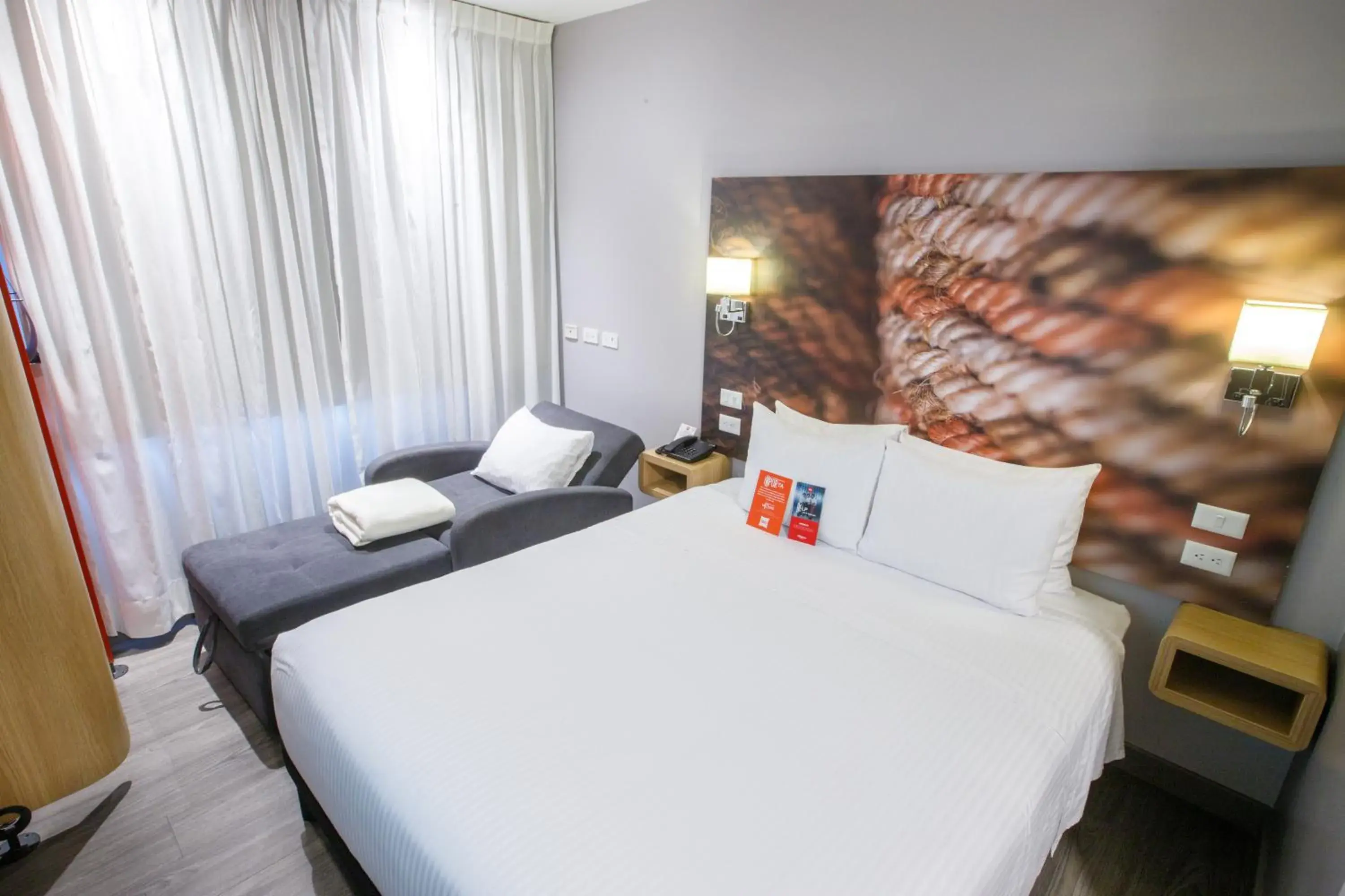 Double Room with Sofa Bed in ibis Quito Double Room with Sofa Bed in ibis Quito