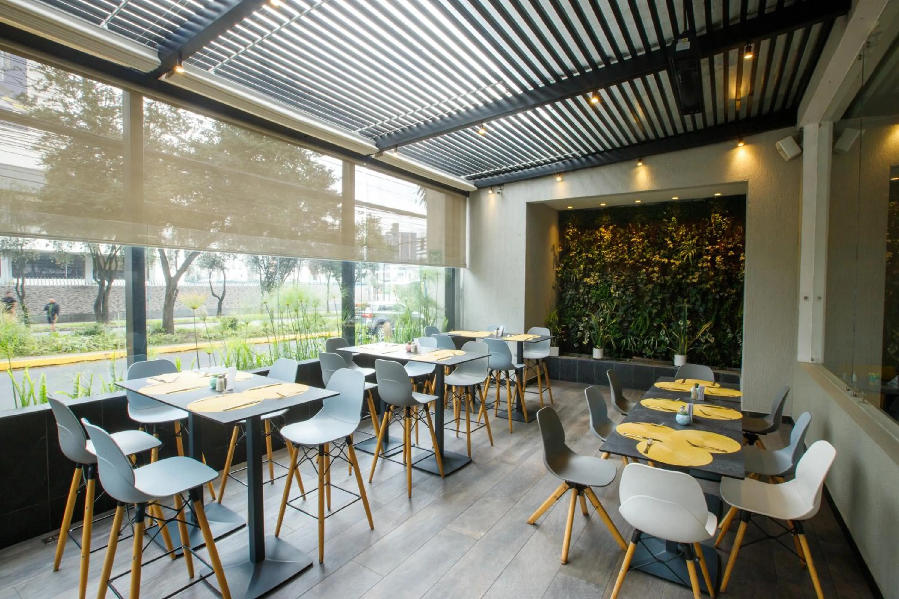 Restaurant/places to eat in ibis Quito