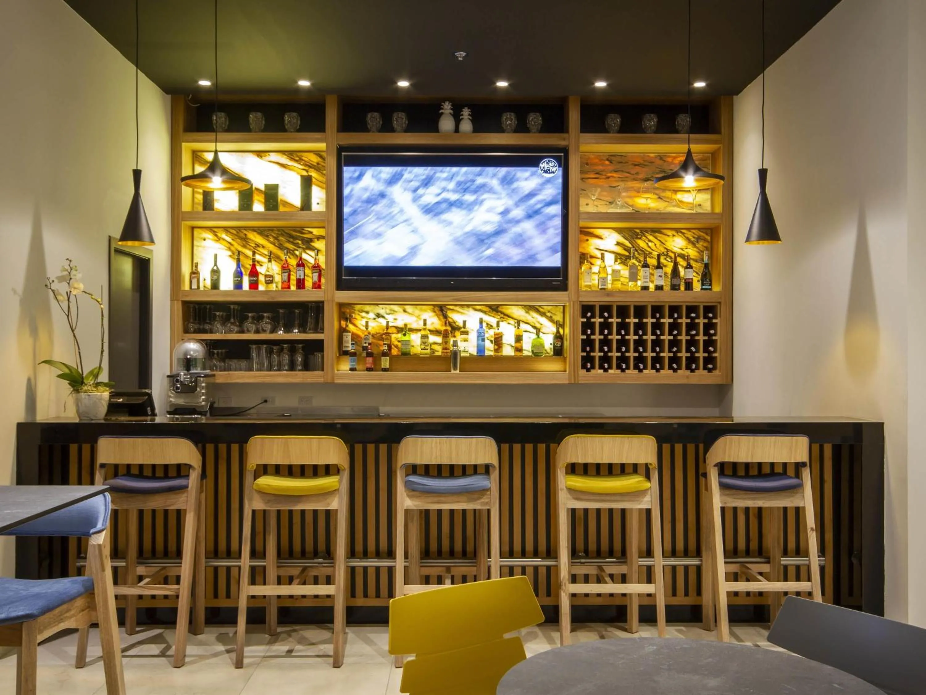 Lounge or bar in ibis Quito