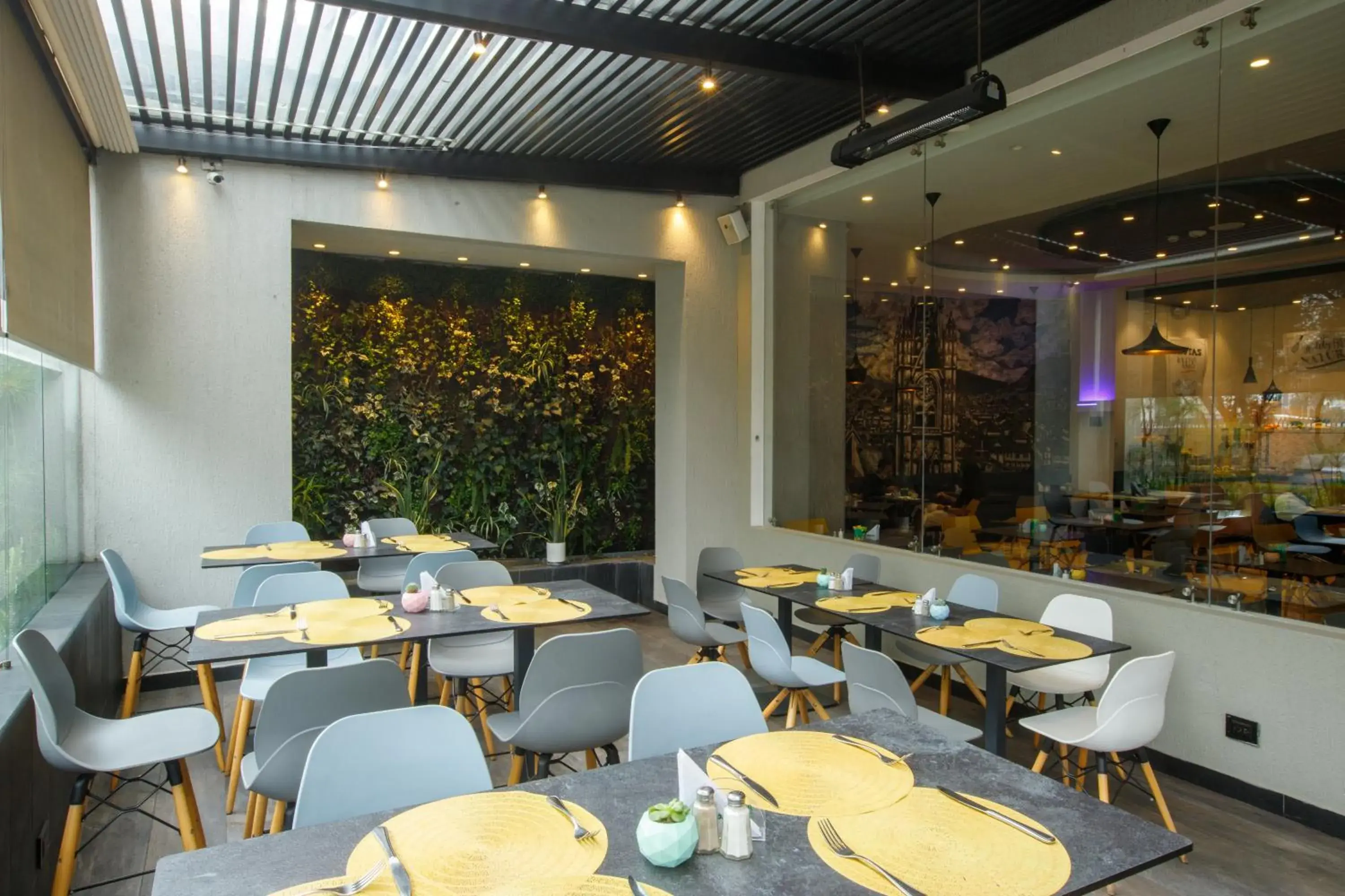 Restaurant/places to eat in ibis Quito Restaurant/places to eat in ibis Quito