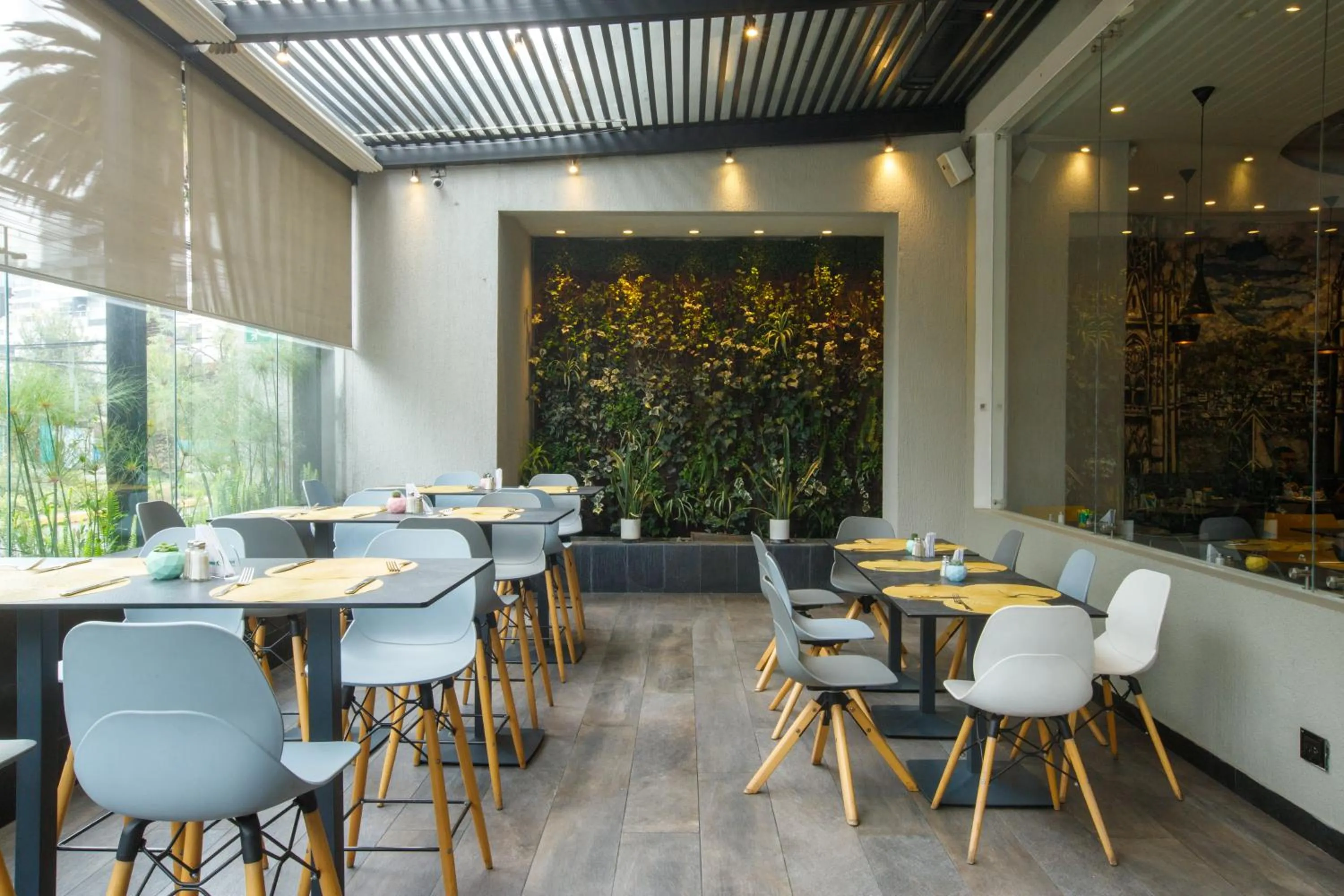 Restaurant/places to eat in ibis Quito