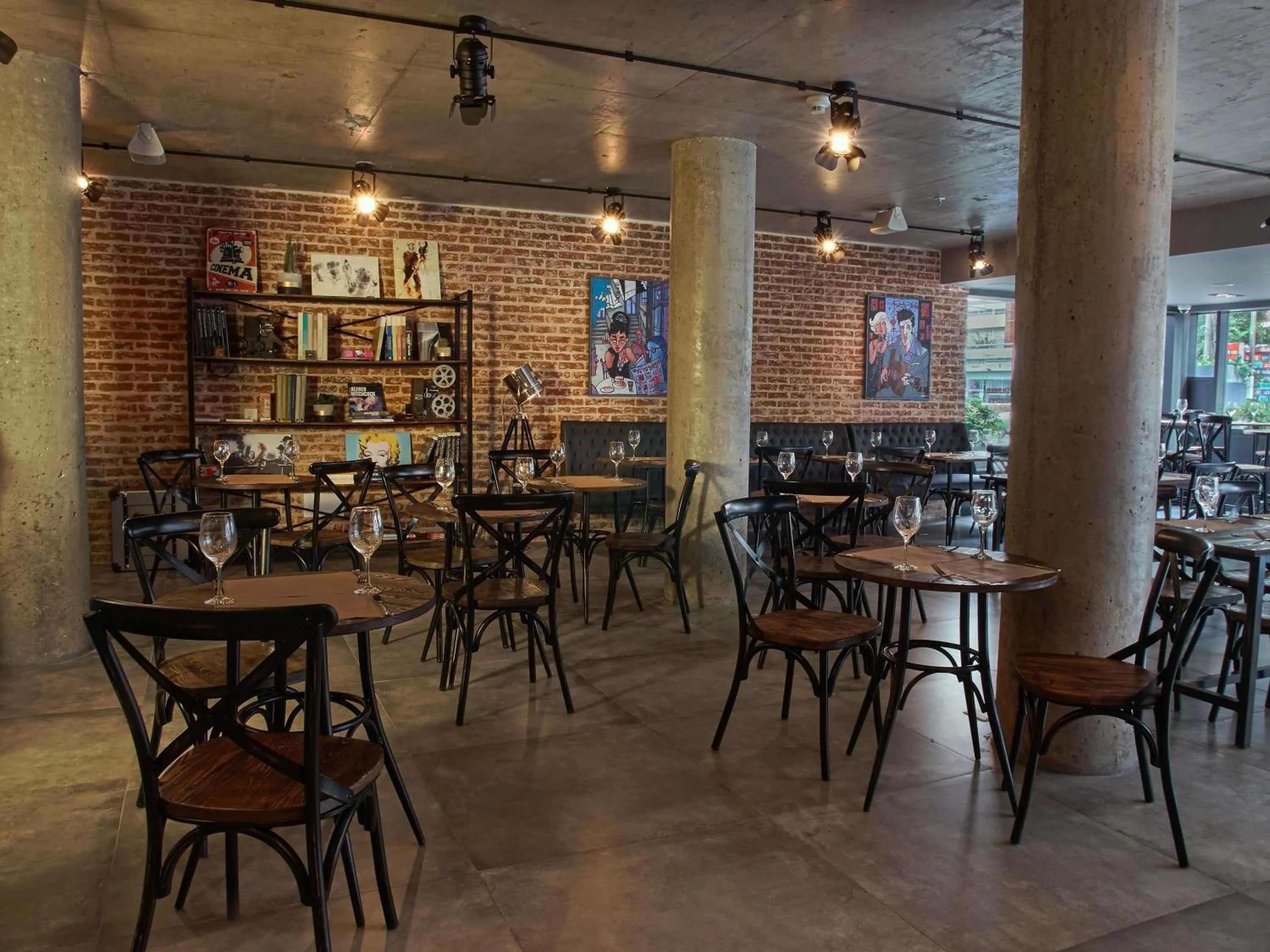 Restaurant/places to eat in ibis Styles Montevideo Biarritz