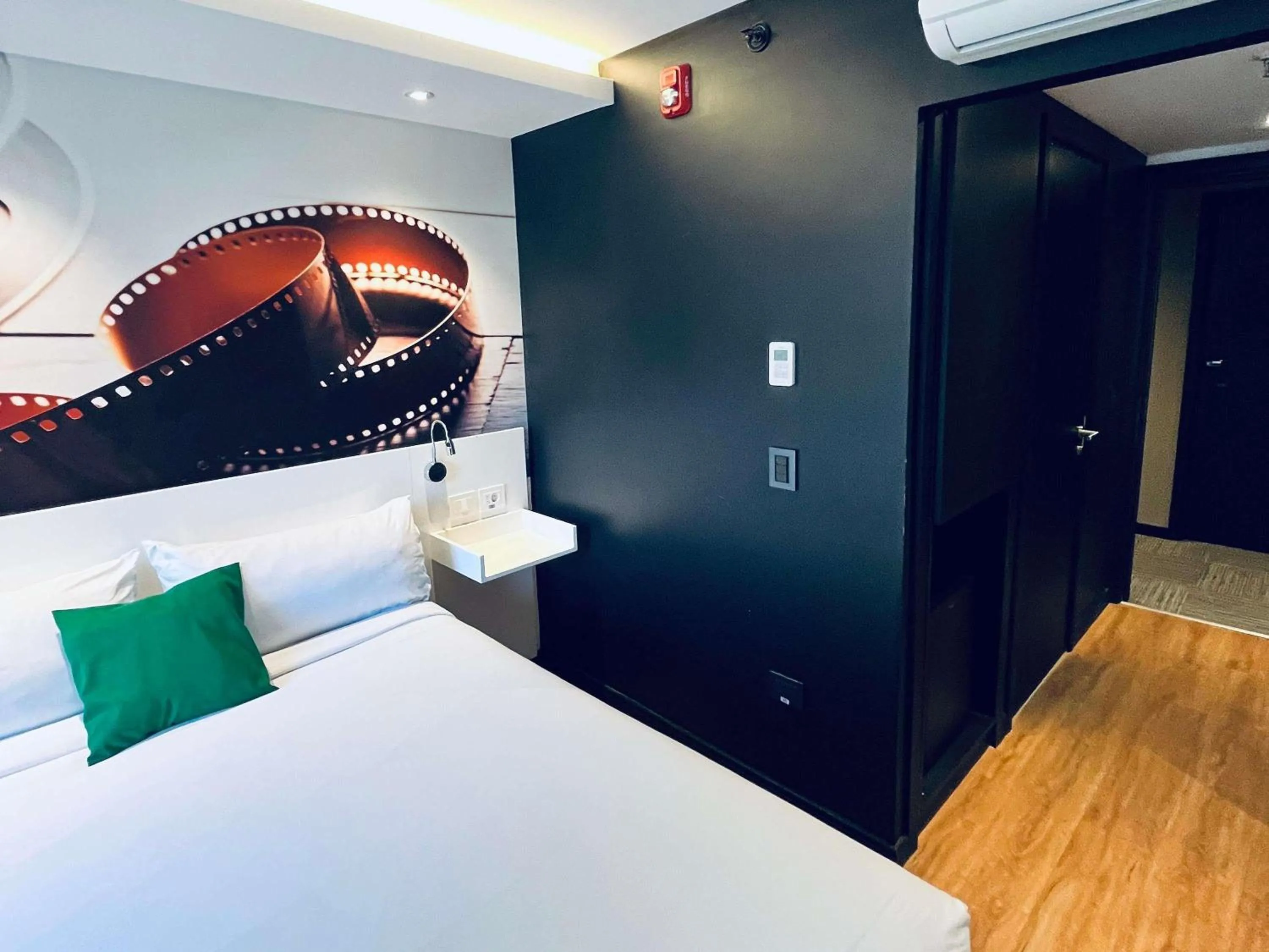 Bedroom, Bed in ibis Styles Montevideo Biarritz