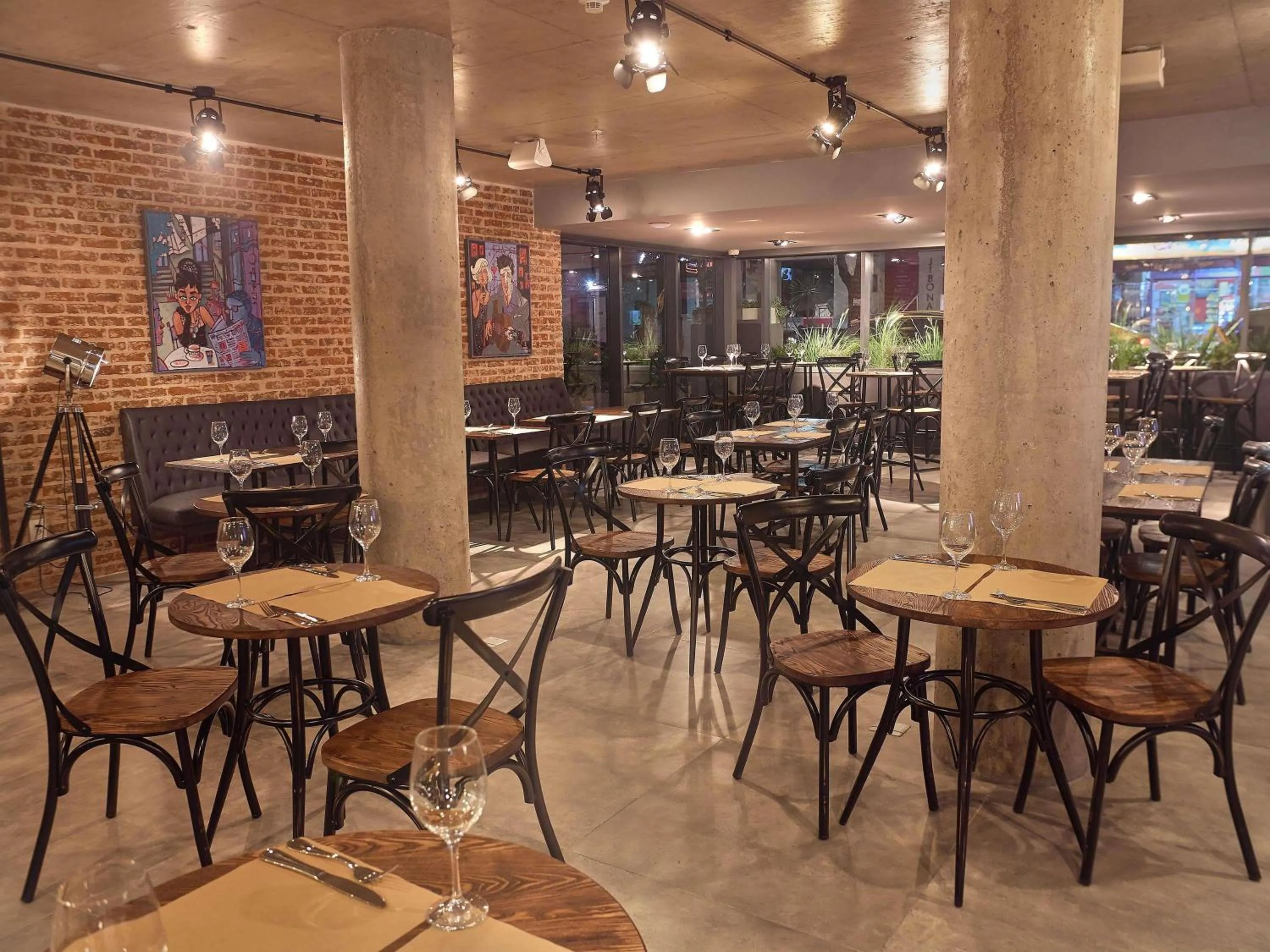 Restaurant/places to eat in ibis Styles Montevideo Biarritz