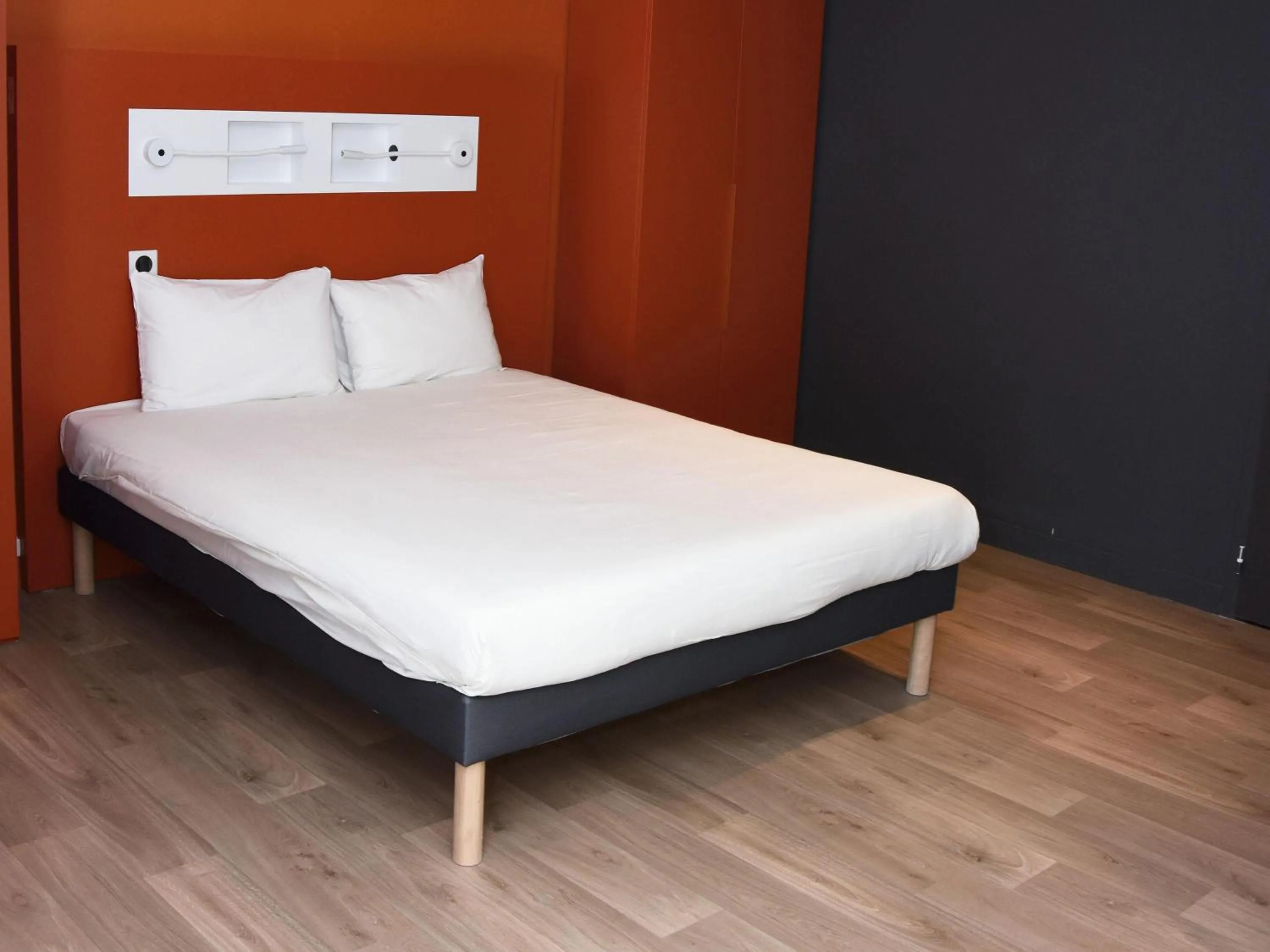 Bedroom, Bed in ibis budget Langres