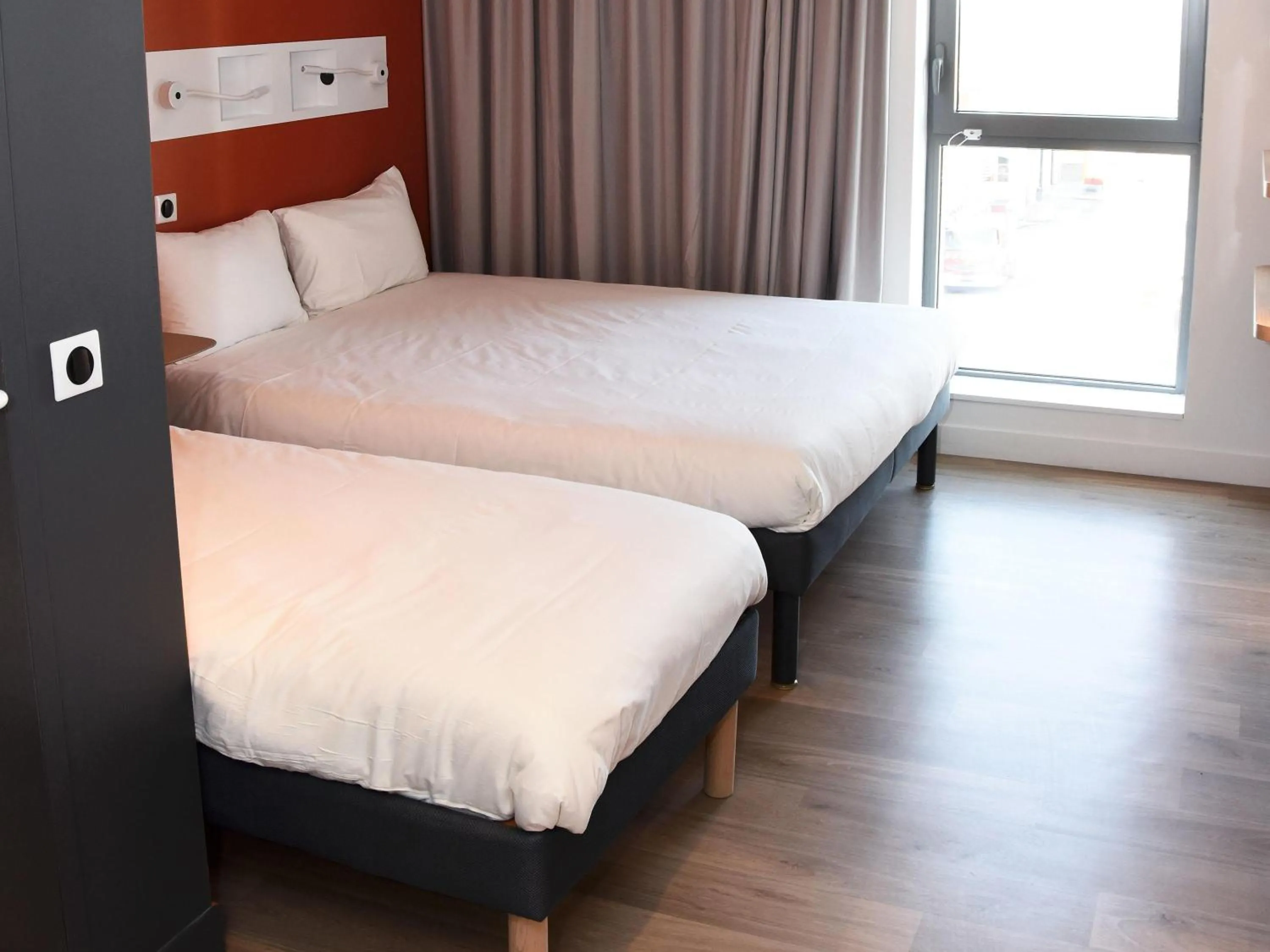 Bedroom, Bed in ibis budget Langres