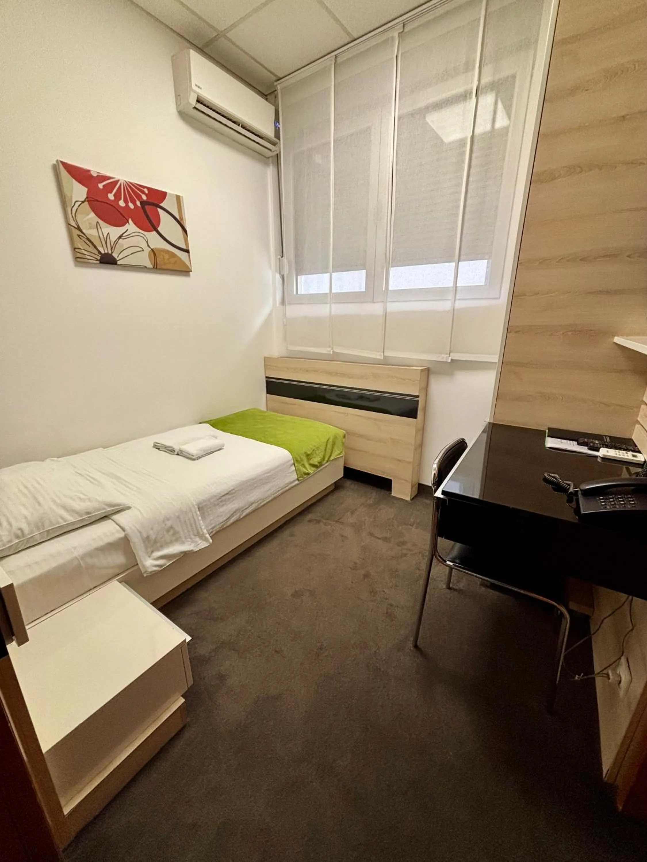 Bed in Garni Hotel Consul