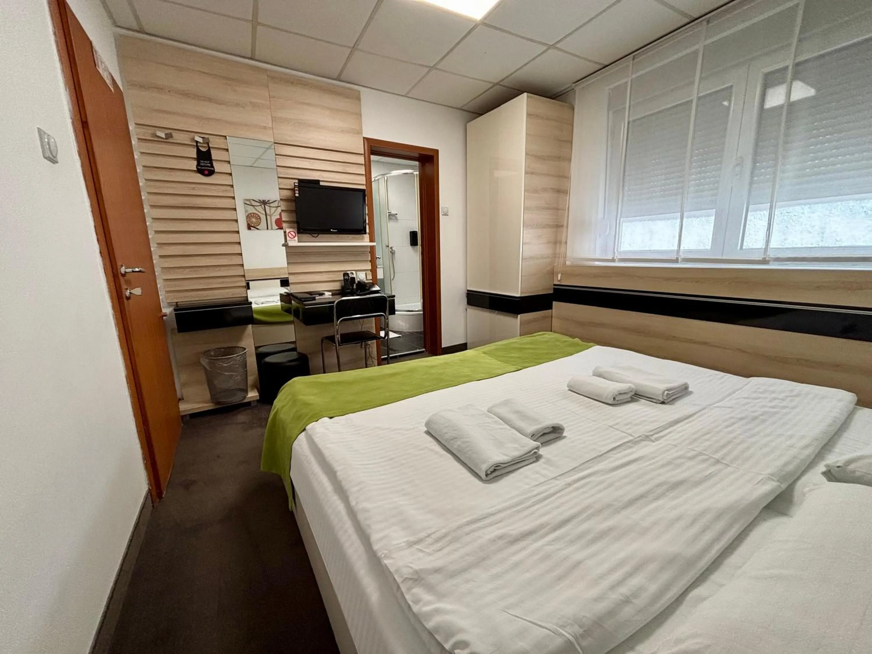 Bed in Garni Hotel Consul