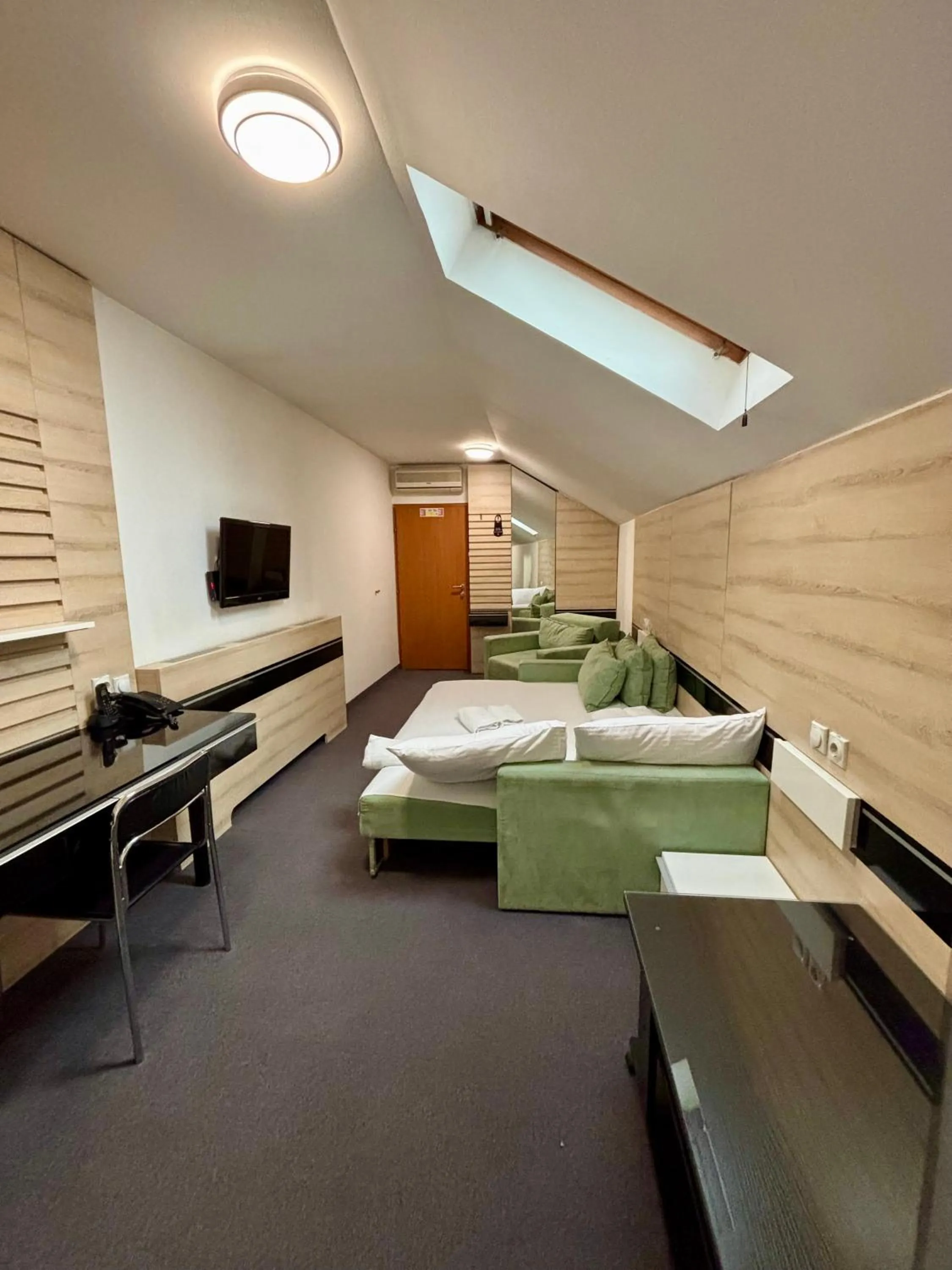 Bed in Garni Hotel Consul