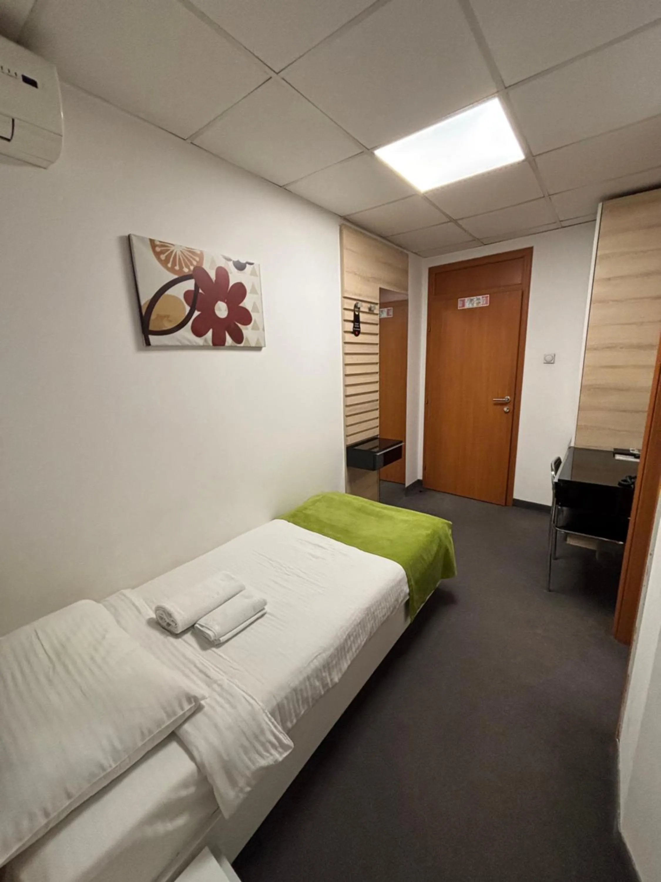 Bed in Garni Hotel Consul