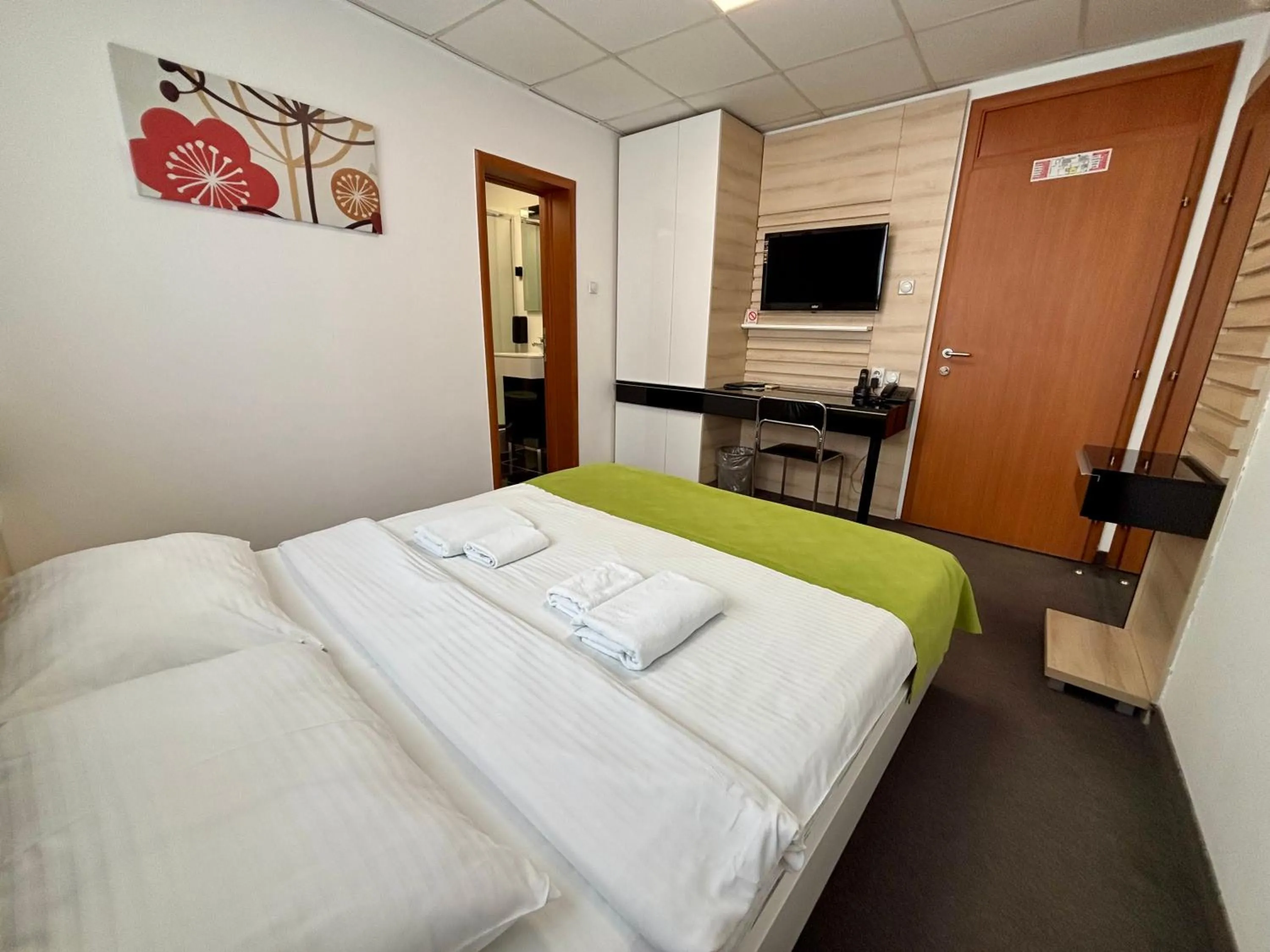 Bed in Garni Hotel Consul