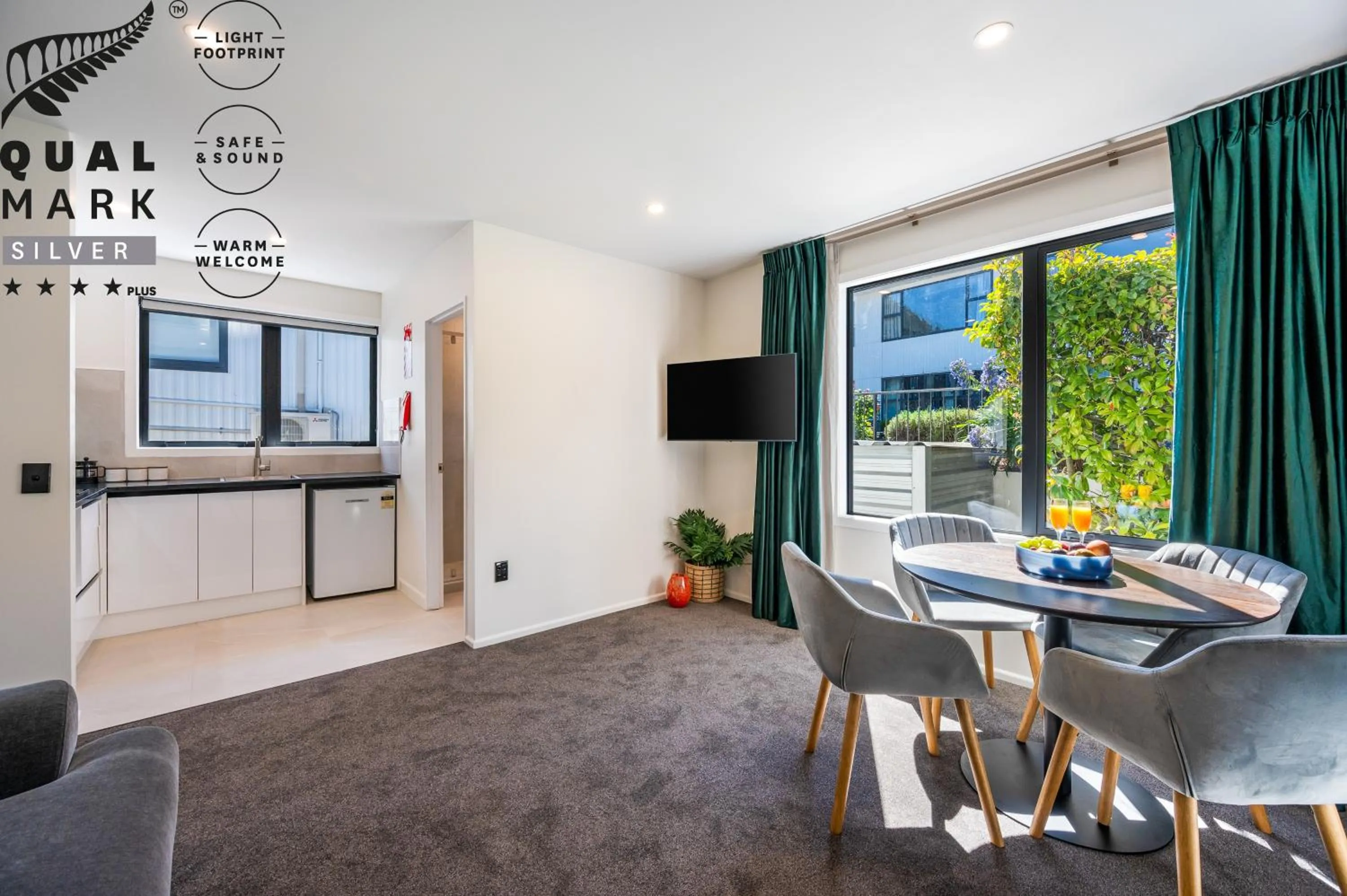 TV and multimedia in Luxe Suites & Apartments