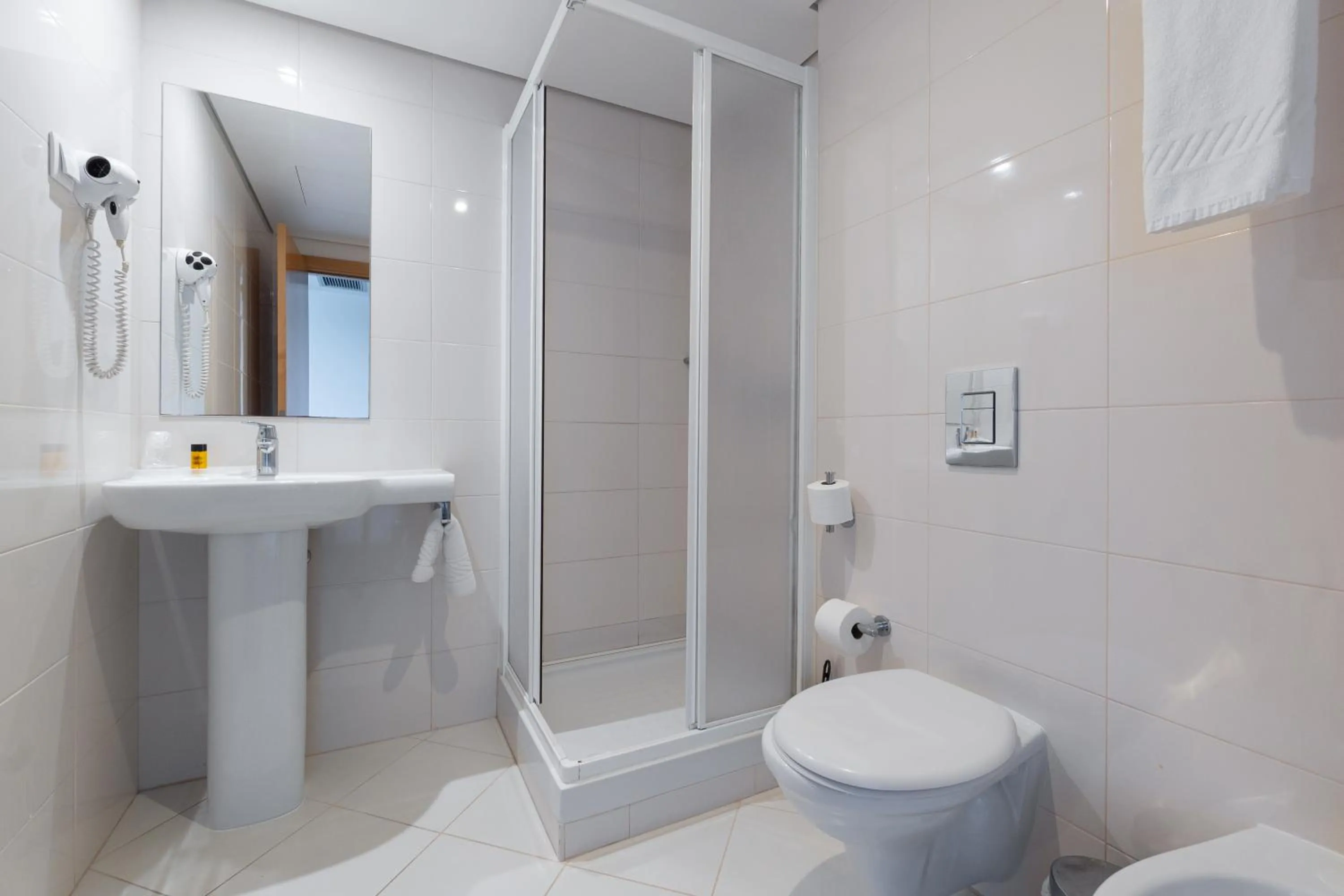 Bathroom in Hotel Azinheira by RIDAN Hotels