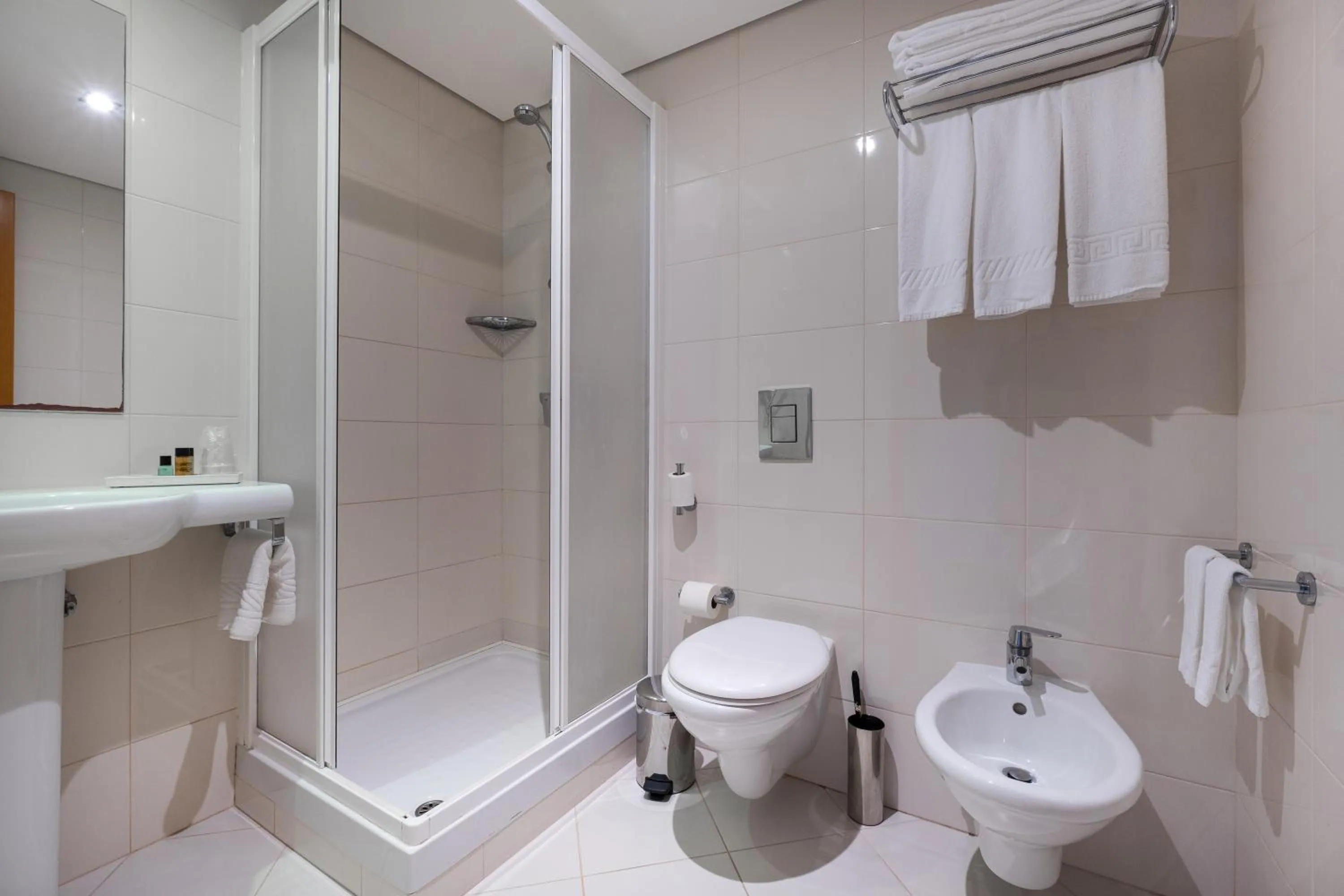 Bathroom in Hotel Azinheira by RIDAN Hotels
