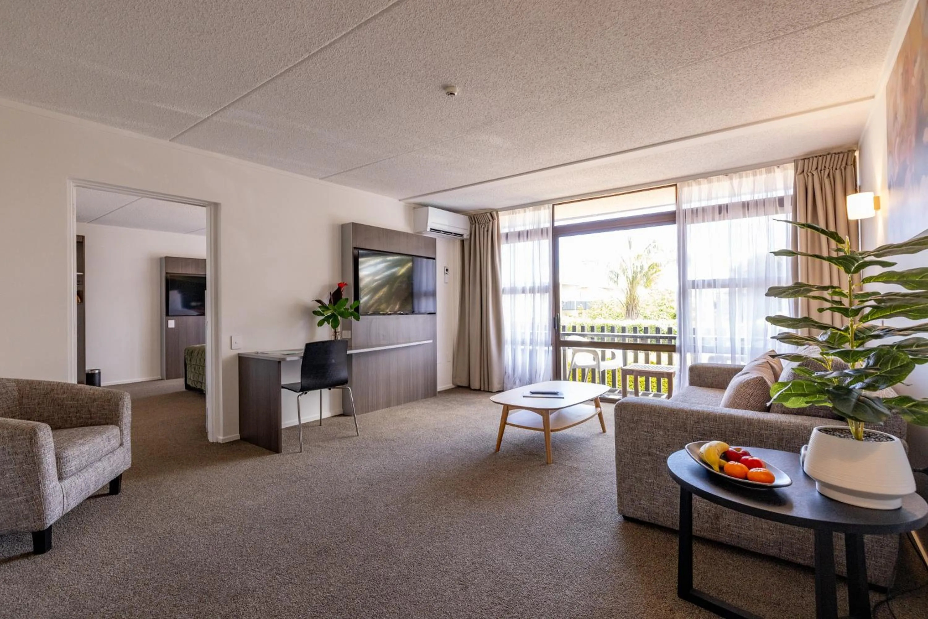 TV and multimedia in Auckland Rose Park Hotel